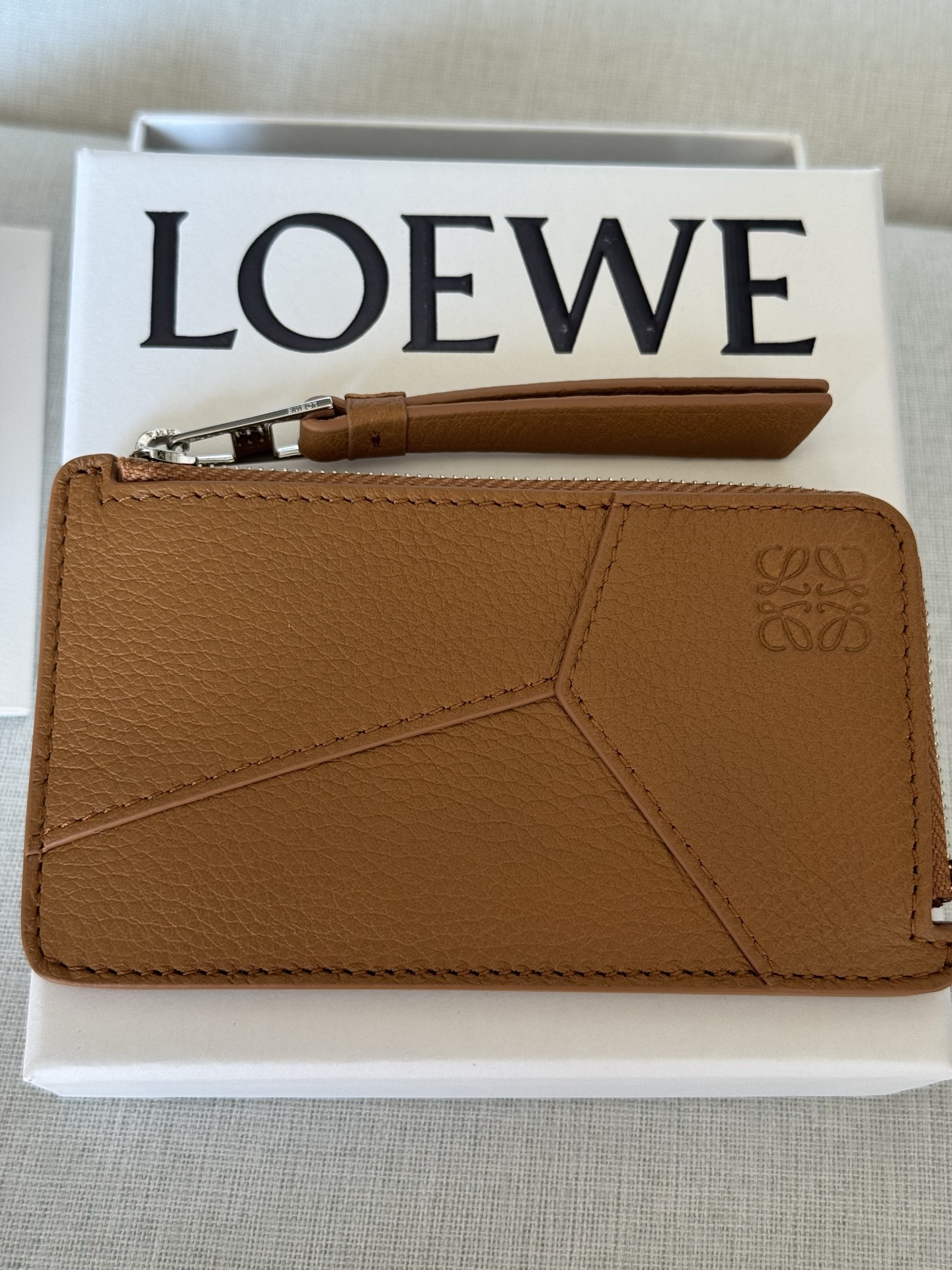 NO:670899,Premium Soft Grained Cow Leather Puzzle 13-7-1cm Model A03b This coin card holder is inspired by the Puzzle bag and features a unique geometric pattern. This version is made from Soft Grained Cow Leather. Four card slots One zipped coin compartment, Cow leather zip puller Cowhide leather lining Anagram embossed cm in Metallic color Palladium Main material Soft grained Cow Leather Weight 0.039 kg Height  7.5 cm Width 13 cm Depth 1 cm, premium Loewe, loewe, cowhide19860909特级 柔软粒面牛皮革 Puzzle 13-7-1cm 型号A03b 这款硬币卡包的灵感来自 Puzzle 手袋,采用独特的几何图案.此版本采用柔软粒面牛皮革制成. 四个卡位 一个拉链硬币隔层,牛皮革拉链头 牛皮革衬里 Anagram 压纹 公分·in Metallic colour 钯金色 Main material 柔软粒面牛皮革 Weight 0.039 kg Height 7.5 公分 Width 13 公分 Depth 1 公分,特级罗意威,loewe,cowhide,Bag