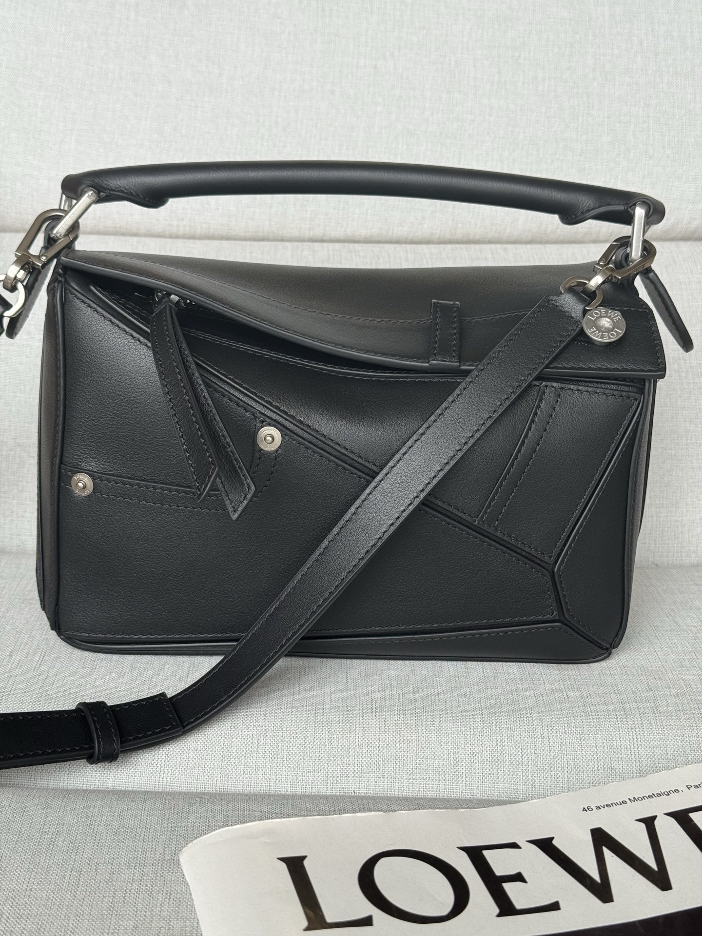 NO:687941,Premium original leather Small glossy cowhide Panta Puzzle handbag 33701 Puzzle outlines a rectangular shape with unique geometric lines. This small version is made of glossy cowhide and decorated with denim trouser-style details. Size 24-16-10. Can be carried on the shoulder, crossbody or handbag. Detachable and adjustable shoulder strap. Zipper closure, cowhide zipper puller  . One external back pocket, one internal slip pocket. Herringbone cotton canvas lining. Anagram pressed, premium Loewe, loewe, cowhide19860909特级 原厂皮 小号亮面牛皮革Panta Puzzle手 袋33701 Puzzle以别具一格的几何线条勾勒长方体造型.此小号版本采用亮面牛皮革制成,饰有单宁布长裤风格细节. 尺寸24-16-10 .可肩背,斜挎或手提.可拆卸可调节肩带 .拉链开合,牛皮革拉链头 .一个外部后袋,一个内部插袋.人字纹棉质帆布衬里.Anagram压,特级罗意威,loewe,cowhide,Bag