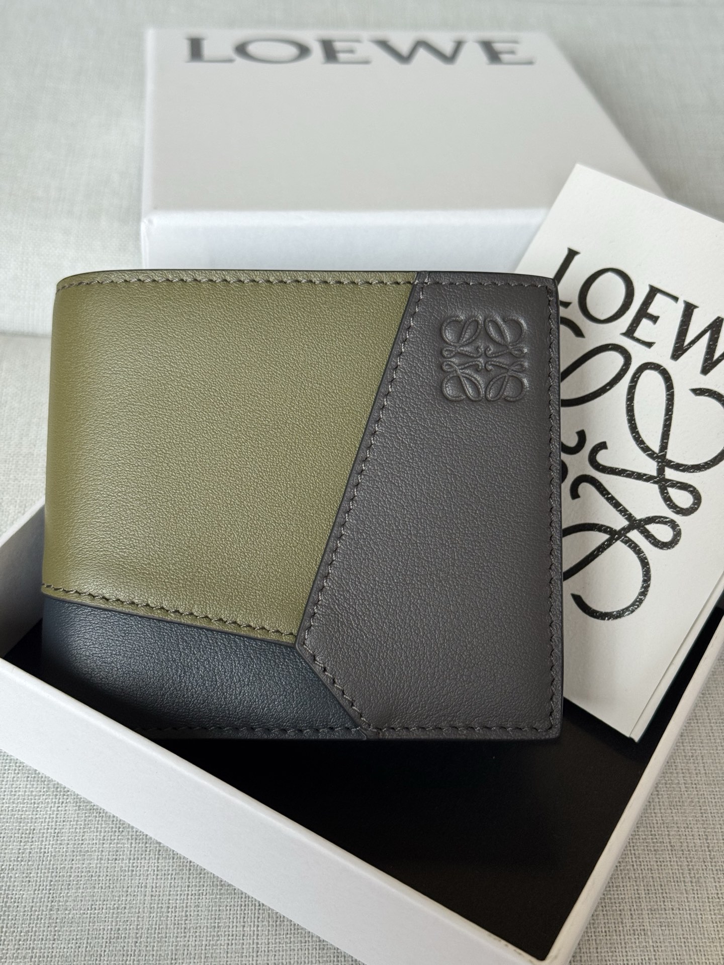 NO:670904,Premium Puzzle Bifold Coin Money  Width 11 cm Depth 2 cm, premium Loewe, loewe, wallets, cowhide19860909特级 Puzzle 双折硬币钱 X4C 双折硬币钱包灵感来自 Puzzle 手袋,采用独特的几何图案.此版本采用柔软粒面牛皮革制成. 四个卡位,两个大号纸币口袋,一个扁平口袋 一个硬币隔层,配有按扣开合 牛皮革衬里 Anagram 压纹 公分·in Metallic colour 钯金色 Main material 柔软粒面牛皮革 Weight 0.09 kg Height 9.8 公分 Width 11 公分 Depth 2 公分,特级罗意威,loewe,wallets,cowhide,Bag