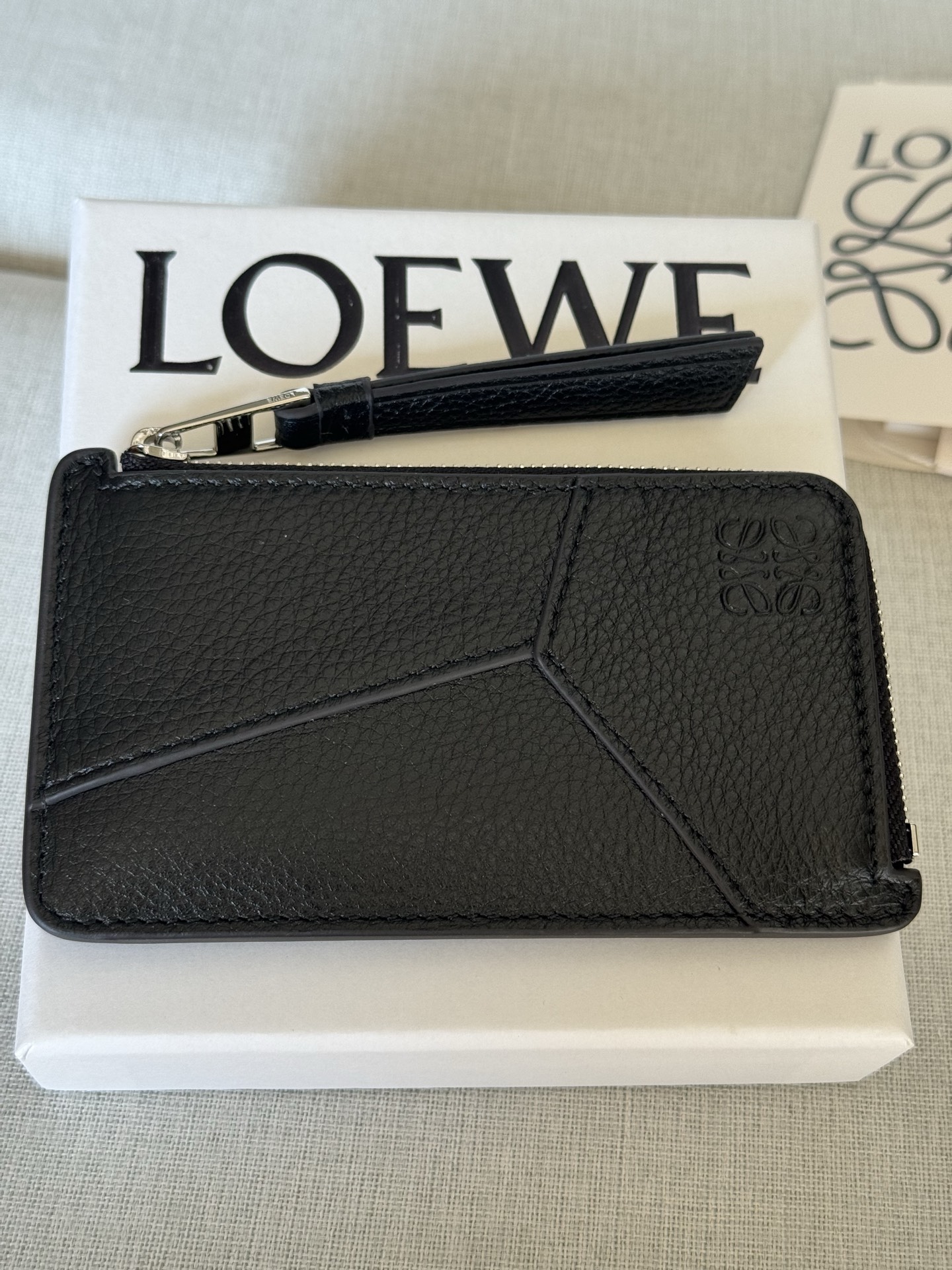 NO:670900,Premium Original Leather Soft Grained Cow Leather Puzzle 13-7-1cm Model A03b This coin card holder is inspired by the Puzzle bag and features a unique geometric pattern. This version is made from soft grained cowhide. Four card slots One zipped coin compartment, cowhide zipper puller Cow leather lining Anagram embossing cm in Metallic color Palladium Main material Soft grained cowhide Weight 0.039 kg  Height 7.5 cm Width 13 cm Depth 1 cm, premium Loewe, loewe, cowhide19860909特级 原厂皮 柔软粒面牛皮革 Puzzle 13-7-1cm 型号A03b 这款硬币卡包的灵感来自 Puzzle 手袋,采用独特的几何图案.此版本采用柔软粒面牛皮革制成. 四个卡位 一个拉链硬币隔层,牛皮革拉链头 牛皮革衬里 Anagram 压纹 公分·in Metallic colour 钯金色 Main material 柔软粒面牛皮革 Weight 0.039 kg Height 7.5 公分 Width 13 公分 Depth 1 公分,特级罗意威,loewe,cowhide,Bag