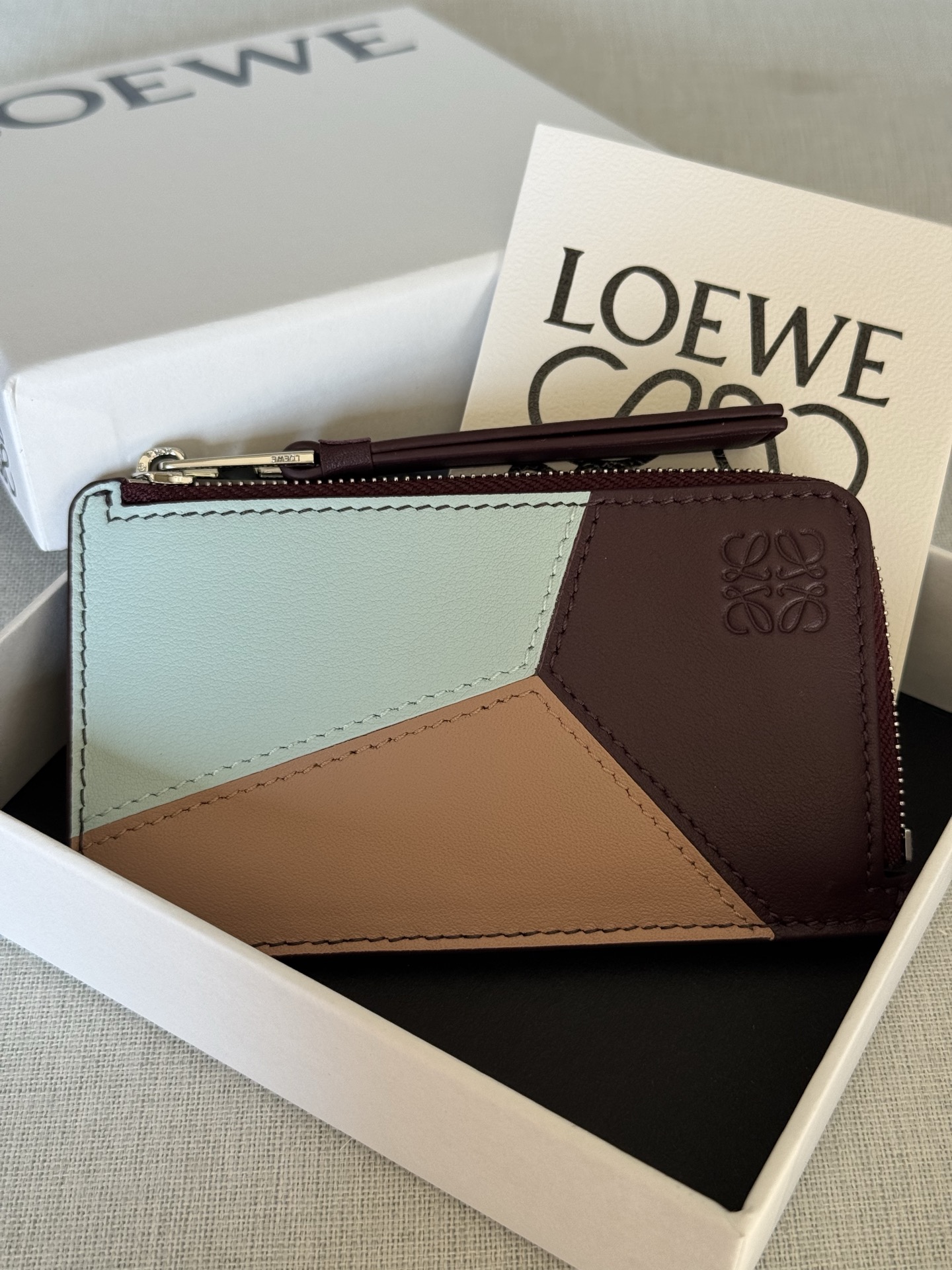 NO:670889,Premium Classic Calfskin Puzzle A03-1 Frozen/Dark Burgundy Card Holder Coin Purse Inspired by the unique geometric pattern of the Puzzle bag. This version is made of contrasting classic calfskin. Four card holders One zipped coin compartment, calfskin zipper Calfskin lining Anagram embossed cm·in Metallic Gold Material Classic Calfskin Weight 0.04 kg Height 7.5 cm width 13 cm depth 1 cm, premium Loewe, loewe, cowhide19860909特级 經典小牛皮 Puzzle A03-1 冰冻色/深勃艮第红色 卡夾零錢包靈感源自 Puzzle 包款獨特的幾何圖案.此版本採用對比色經典小牛皮製成. 四個置卡夾 一個拉鍊硬幣隔層,小牛皮拉鍊頭 小牛皮內裡 Anagram 壓紋 公分·in 金屬色 金色 材質 經典小牛皮 重量 0.04 kg 高 7.5 公分 寬 13 公分 深 1 公分,特级罗意威,loewe,cowhide,Bag