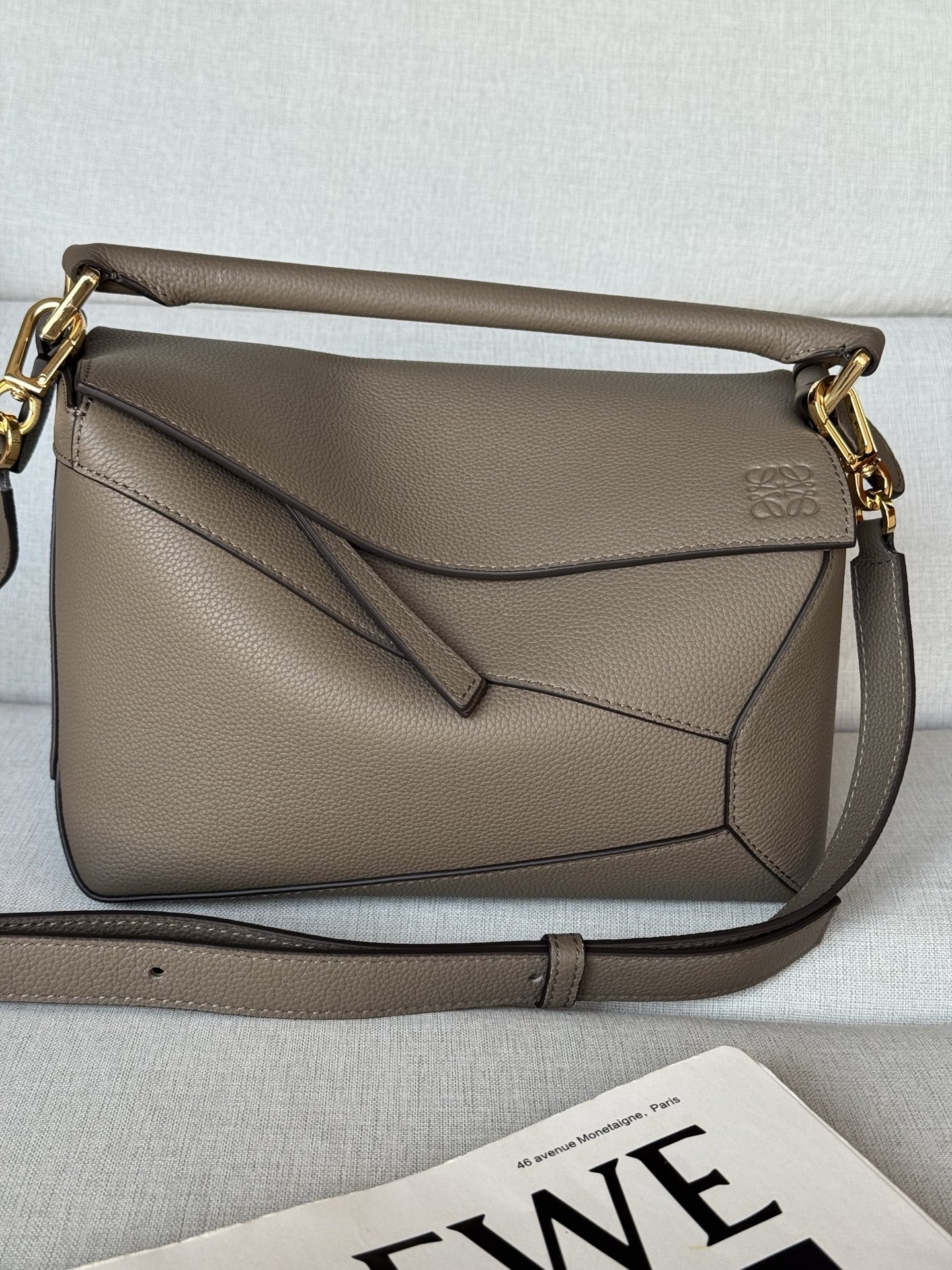 NO:670886,Premium original leather Small 24cm Light taupe Puzzle Latest version with adjustable shoulder straps Debut handbag from Lo*we* The rectangular shape and precise cutting techniques create the unique geometric lines of the Puzzle* This mini version is made from satin cowhide with caged stitching edges Carry on the shoulder or crossbody* Adjustable shoulder straps, removable* Zipper closure, *Cow leather zipper pull* Herringbone cotton canvas lining Anagram embossed  Model 3001B, special grade Loewe, loewe, cowhide19860909特级 原厂皮 小号24cm 浅灰褐色 puzzle 最新版本肩带可调节 Lo*we推出的首次亮相手提包*长方体形状和精确的切割技术创造了 Puzzle 独特的几何线条*这个迷你版本采用缎面牛皮革制成,带有笼盖缝线边缘 肩背或斜挎*肩带可调节,可拆卸*拉链封口,*牛皮革拉链头*人字纹棉质帆布衬里Anagram 压纹 型号3001B,特级罗意威,loewe,cowhide,Bag