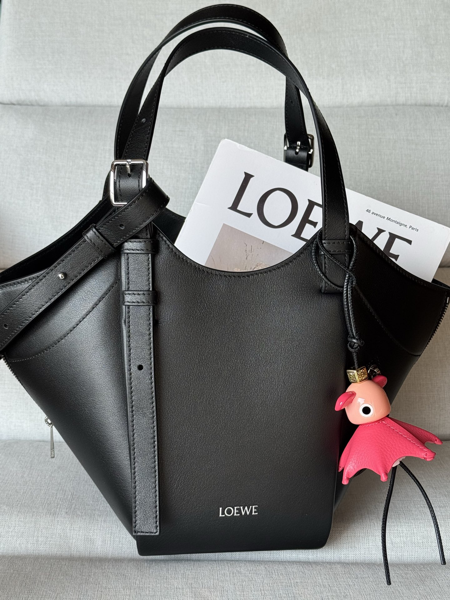 NO:718118,Premium Classic Cow Leather Hammock Flip Handbag Model 33705 The Hammock Flip Handbag interprets a classic bag with a soft texture and practical functions, while continuing the series' iconic details. It adopts a creative stitching and flip structure to easily convert between a shoulder bag and a close-fitting Hobo handbag. This version is made of classic cow leather. Can be worn on the shoulder, cross-body or handbag Detachable and adjustable shoulder strap Magnetic closure  One external zippered pocket, two internal slip pockets Herringbone cotton canvas lining LOEWE hot stamping or hot silver cm·in Color Black Size 15-22-21., Premium Loewe, loewe, loewe, backpacks, cowhide19860909特级 经典牛皮革 Hammock Flip 手袋 型号33705 Hammock Flip 手袋以柔软质感与实用功能诠释经典包款,同时延续该系列的标志性细节.采用颇具创意的缝合和翻转结构,可于肩背包和贴身 Hobo 手袋之间轻松转换.此版本采用经典牛皮革制成. 可肩背、斜挎或手提 可拆卸可调节肩带 磁扣开合 一个外部拉链口袋,两个内部插袋 人字纹棉质帆布衬里 LOEWE 烫金或烫银 公分·in Colour 黑色 尺寸15-22-21 .,特级罗意威,loewe,loewe,backpacks,cowhide,Bag