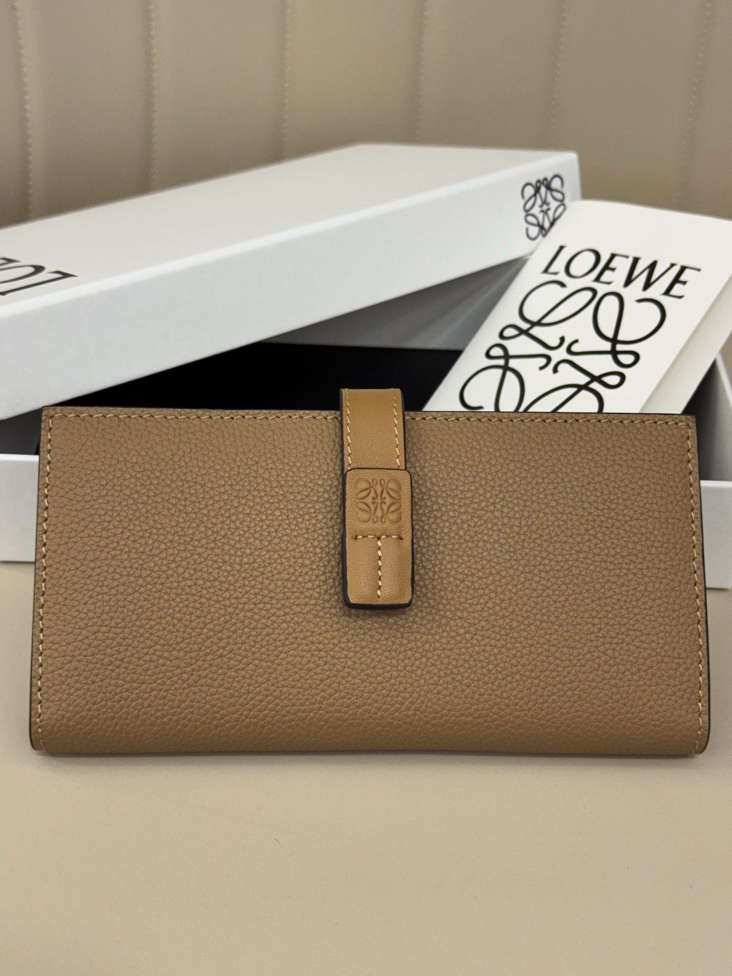 NO:718110,Special grade loewe long clip A09 toffee Size 17.2-9cm Loewe - the leather magician in the fashion world Diverse storage compartment design Delicate leather tanning treatment makes each leather goods as beautiful as flowers You can’t bear to blink when you look at it, special grade Loewe, loewe, loewe19860909特级 loewe长夹A09 太妃糖 尺寸17.2-9cm Loewe-時尚界的皮革魔法師 多樣化的收納夾層設計 細膩的皮革鞣色處理 讓ㄧ個個的皮件燦美如花朵 讓人看的都捨不得眨眼,特级罗意威,loewe,loewe,Bag