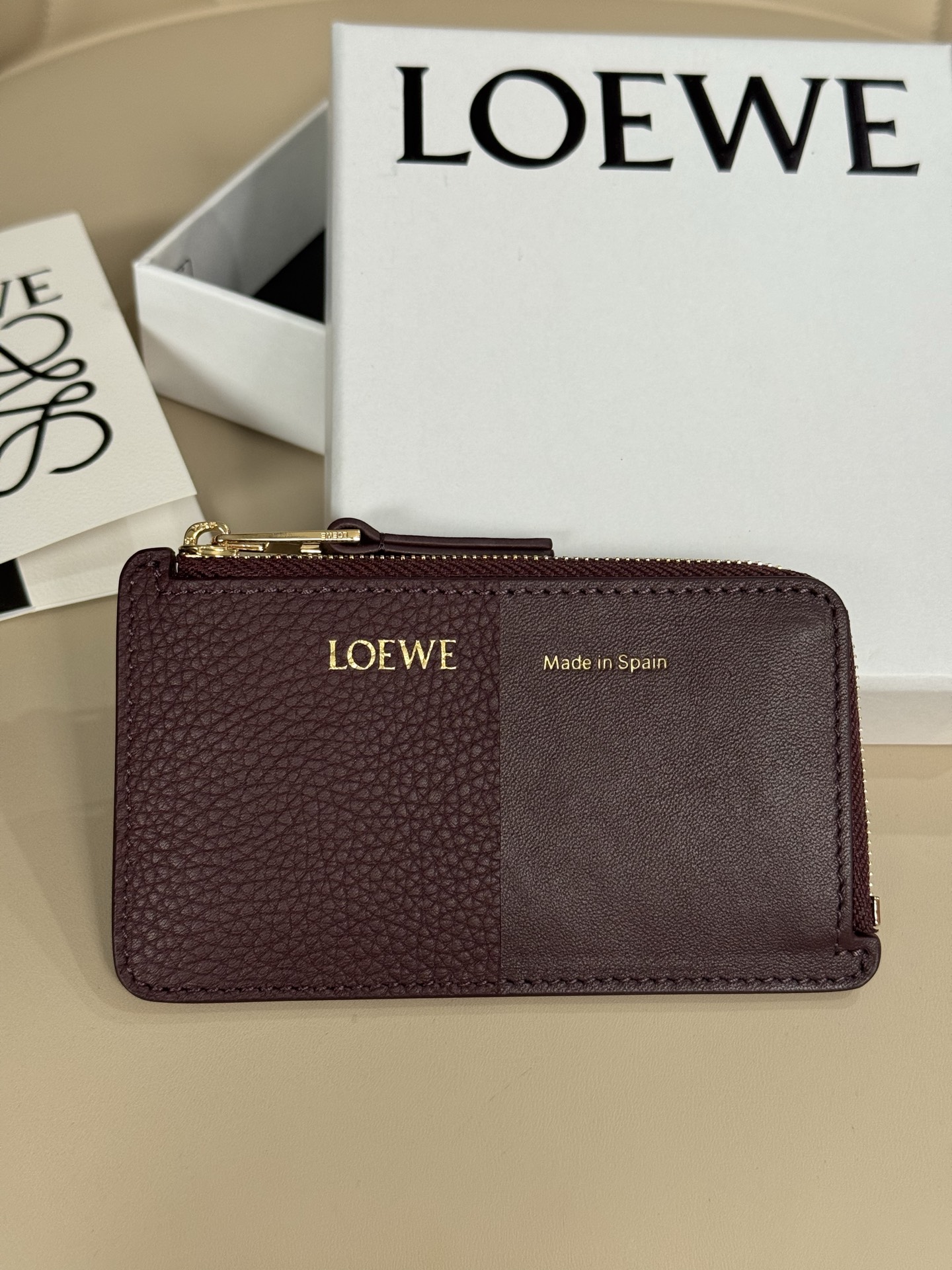 NO:718099,Premium Coin Card Holder in Smooth and Grained Calfskin A17 Coin Card Holder in Smooth and Grained Calfskin, made with leather inlay technology. Four card holders, zipper compartment Calfskin lining Gold or silver foil LOEWE Made in Spain, Premium Loewe,loewe,loewe,cowhide19860909特级 光滑和粒面小牛皮硬幣卡夾 A17  光滑和粒面小牛皮硬幣卡夾,採用皮革鑲嵌技術製作. 四個置卡夾,拉鍊隔層 小牛皮內裡 燙金或燙銀 LOEWE Made in Spain,特级罗意威,loewe,loewe,cowhide,Bag