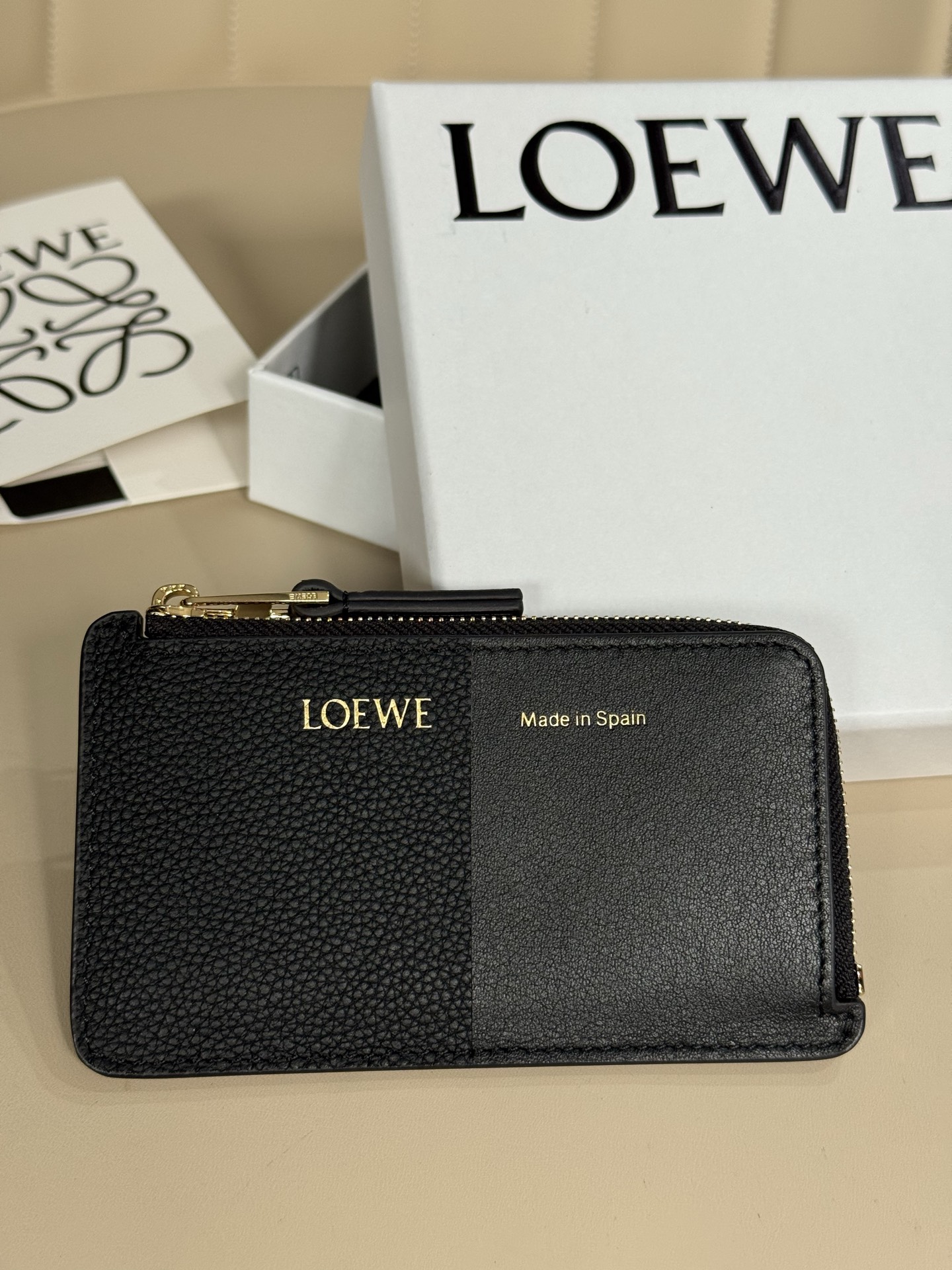 NO:718120,Premium Coin Card Holder in Smooth and Grained Calfskin A17 Coin Card Holder in Smooth and Grained Calfskin, made with leather inlay technology. Four card holders, zipper compartment Calfskin lining Hot stamping or silver foil LOEWE Made in Spain Logo, Premium Loewe, loewe, loewe, cowhide19860909特级 光滑和粒面小牛皮硬幣卡夾 A17 光滑和粒面小牛皮硬幣卡夾,採用皮革鑲嵌技術製作. 四個置卡夾,拉鍊隔層 小牛皮內裡 燙金或燙銀 LOEWE Made in Spain 標,特级罗意威,loewe,loewe,cowhide,Bag