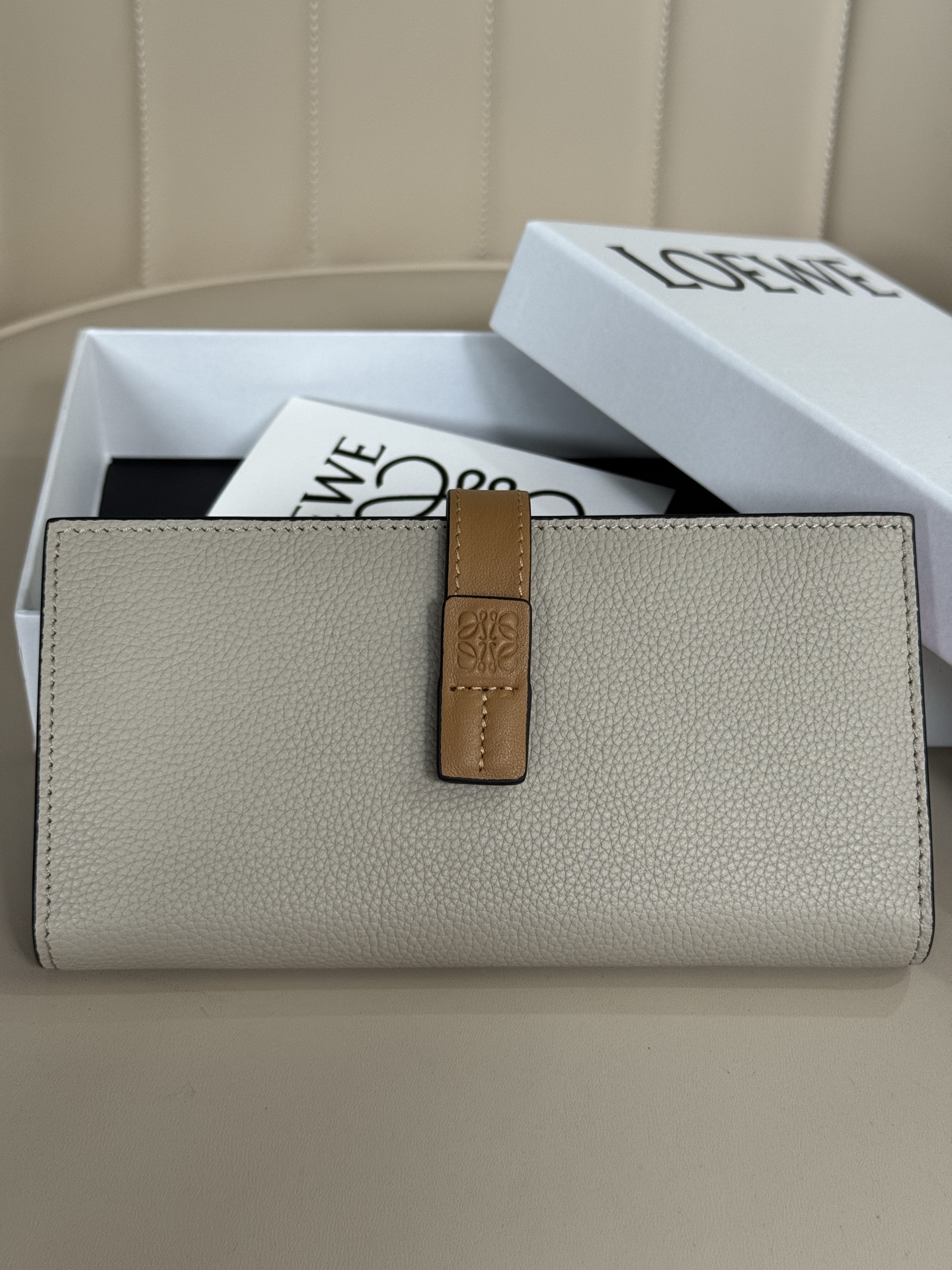 NO:718119,Special Loewe Long Clip A09 Light Wheat Color Size 17.2-9cm Loewe - the leather magician in the fashion world Diverse storage compartment design Delicate leather tanning treatment makes each leather goods as beautiful as flowers You can’t bear to blink when you look at it, Special Loewe, loewe, loewe19860909特级 loewe长夹A09 浅麦色 尺寸17.2-9cm Loewe-時尚界的皮革魔法師 多樣化的收納夾層設計 細膩的皮革鞣色處理 讓ㄧ個個的皮件燦美如花朵 讓人看的都捨不得眨眼,特级罗意威,loewe,loewe,Bag