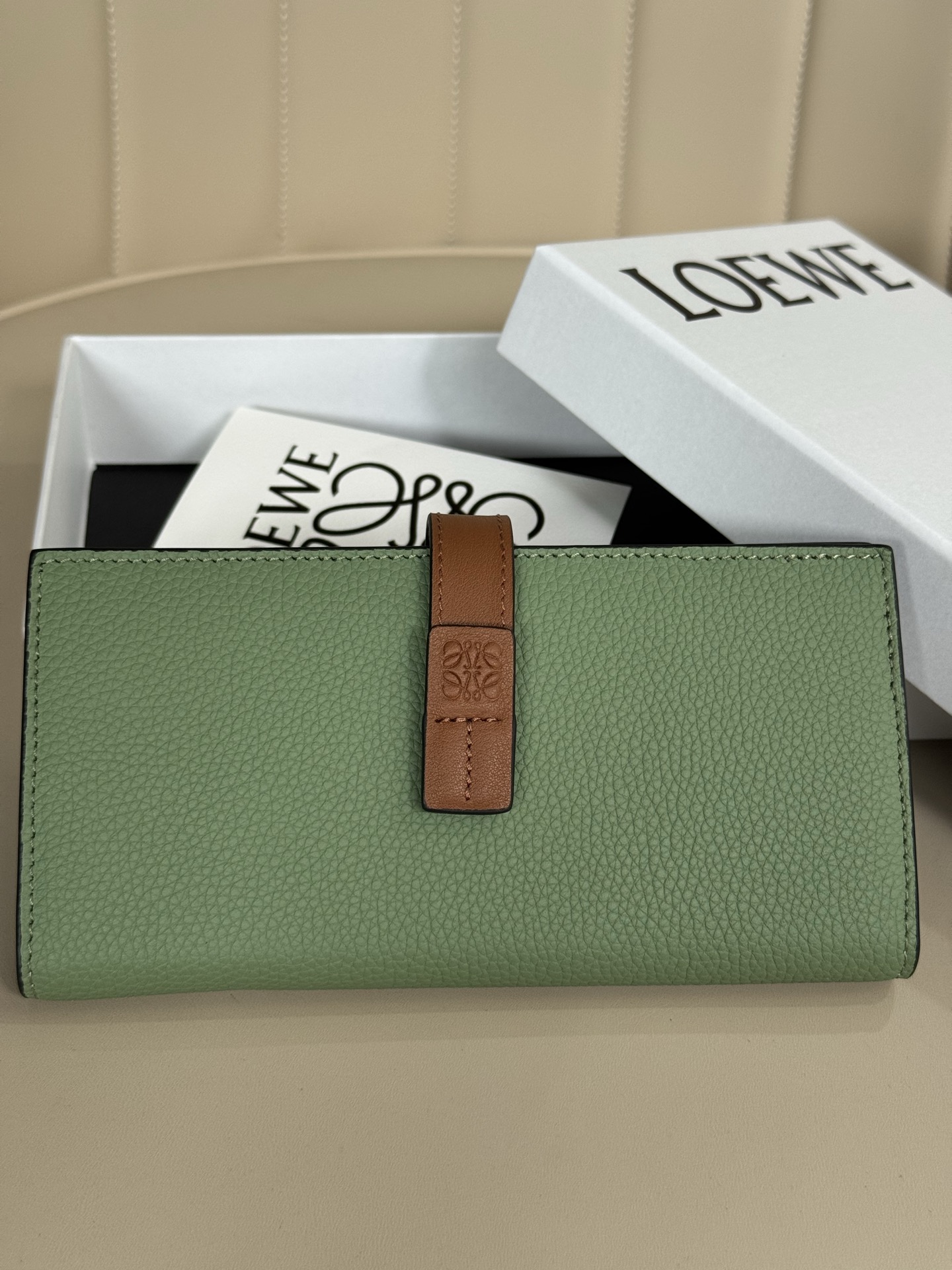 NO:718116,Premium Loewe Long Clip A09 Rosemary Green Size 17.2-9cm Loewe - the leather magician in the fashion world Diverse storage compartment design Delicate leather tanning treatment makes each leather product as beautiful as a flower You can’t even blink when you look at it, Premium Loewe, loewe, loewe19860909特级 loewe长夹A09 迷迭绿 尺寸17.2-9cm Loewe-時尚界的皮革魔法師 多樣化的收納夾層設計 細膩的皮革鞣色處理 讓ㄧ個個的皮件燦美如花朵 讓人看的都捨不得眨眼,特级罗意威,loewe,loewe,Bag