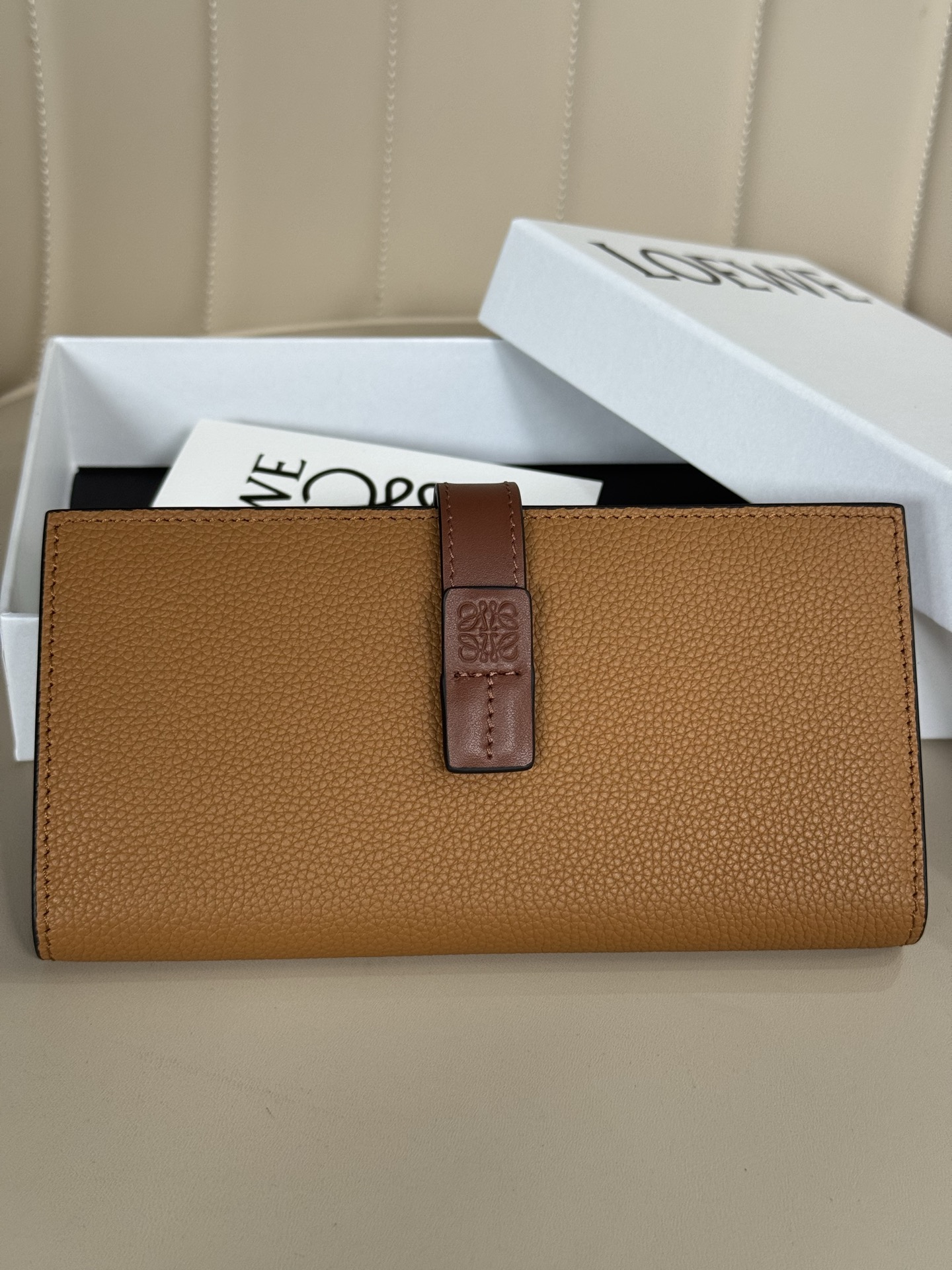 NO:718113,Special loewe long clip A09 caramel color size 17.2-9cm Loewe - the leather magician in the fashion world. Diverse storage compartment design. Delicate leather tanning treatment makes each leather goods as beautiful as flowers. You can’t bear to blink when you look at it. Special Loewe, loewe, loewe19860909特级 loewe长夹A09 焦糖色 尺寸17.2-9cm Loewe-時尚界的皮革魔法師 多樣化的收納夾層設計 細膩的皮革鞣色處理 讓ㄧ個個的皮件燦美如花朵 讓人看的都捨不得眨眼,特级罗意威,loewe,loewe,Bag