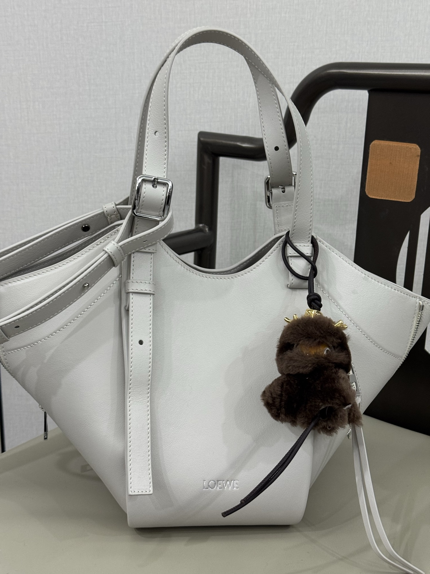 NO:812471,Premium Classic Cow Leather Hammock Flip Handbag Model 33705 The Hammock Flip Handbag interprets a classic bag with a soft texture and practical functions, while continuing the series' iconic details. It uses a creative stitching and flip structure to easily convert between a shoulder bag and a close-fitting Hobo handbag. This version is made of classic cow leather. Can be worn on the shoulder, cross-body or handbag Detachable and adjustable shoulder strap Magnetic closure  One exterior zip pocket, two interior slip pockets Herringbone cotton canvas lining LOEWE hot stamping or silver foil Size 15-22-21., Premium Loewe, loewe, loewe, backpacks, cowhide19860909特级 经典牛皮革 Hammock Flip 手袋 型号33705 Hammock Flip 手袋以柔软质感与实用功能诠释经典包款,同时延续该系列的标志性细节.采用颇具创意的缝合和翻转结构,可于肩背包和贴身 Hobo 手袋之间轻松转换.此版本采用经典牛皮革制成. 可肩背、斜挎或手提 可拆卸可调节肩带 磁扣开合 一个外部拉链口袋,两个内部插袋 人字纹棉质帆布衬里 LOEWE 烫金或烫银 尺寸15-22-21 .,特级罗意威,loewe,loewe,backpacks,cowhide,Bag