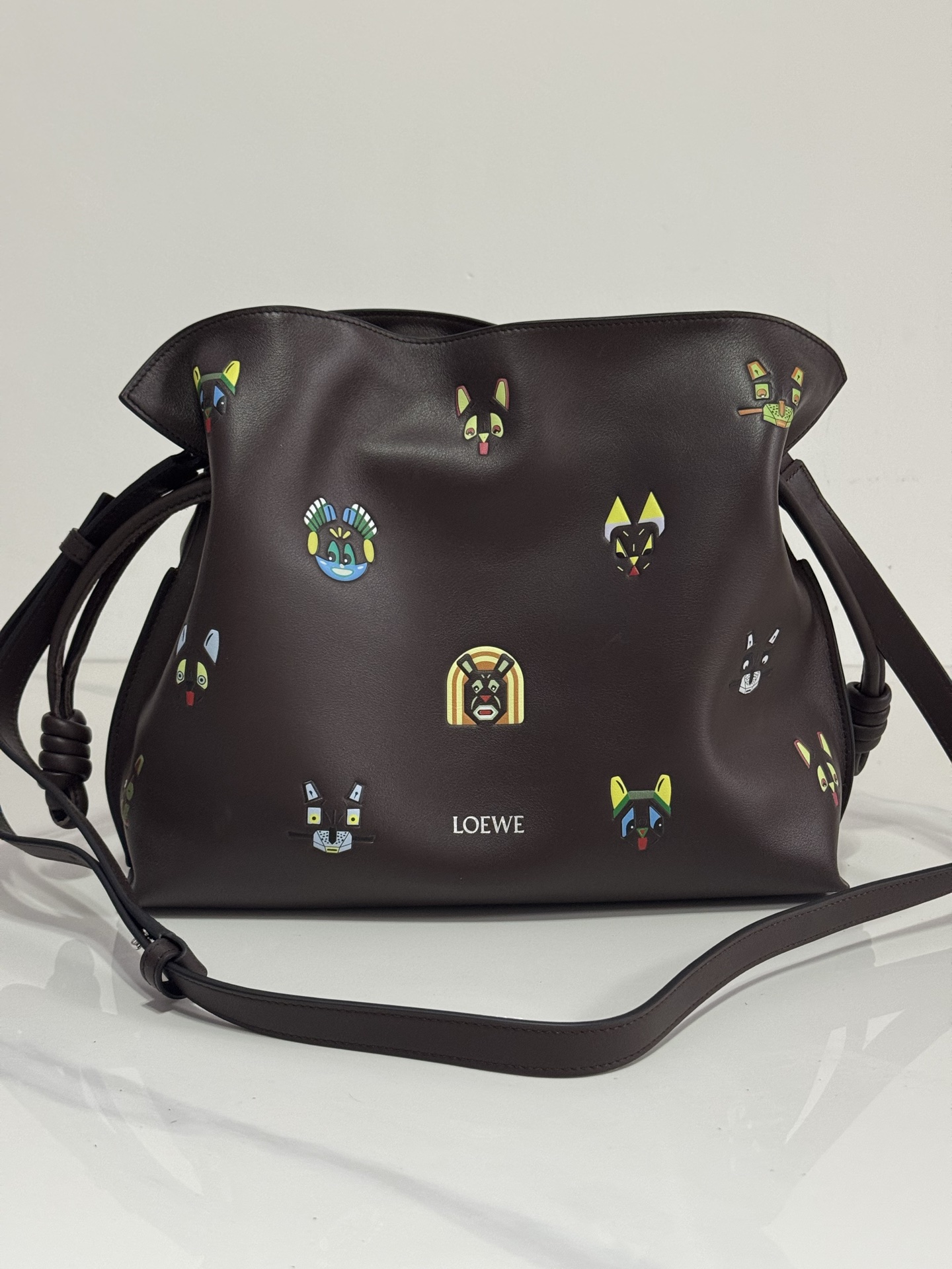 Flamenco 3D Louis Wain “Futurist Cats” LOEWE · Colore Metallic Materiale principale Lunghezza tracolla 96 - 120 cm 40 - 52 Peso 0.51 kg Altezza 24.5 Larghezza 30 Profondità 10.5 Pochette Pochette
