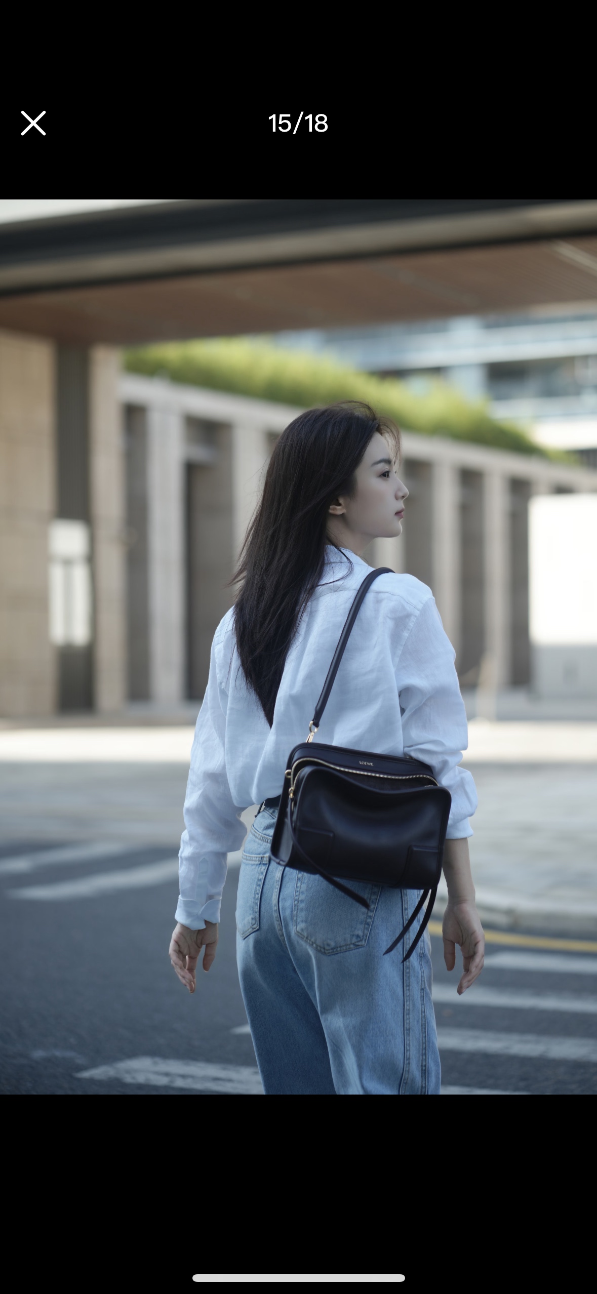 NO:763449,LOEWE makes its grand debut Amazona trumpet 24-22-9  |The new Amazona handbag is launched this season. As a new version of Loewe's iconic Amazona handbag, its launch is a tribute to the brand's anniversary. Made of soft smooth and suede leather, this handbag has a single handle and an open top.  The new design of the bag shows a lazy temperament. There are three carrying methods, and the new double L logo is also launched for the first time. The main compartment of the bag is hidden, even if the appearance is open, it can still properly protect valuables.,,loewe,loewe19860909LOEWE隆重登场 Amazona 小号24-22-9 |全新Amazona手袋在本季登陆,作为罗意威标志性Amazona手袋的全新版本,其推出是对品牌周年的一曲礼赞.由柔软的光滑及绒面皮革打造,此款手袋以单一手柄和敞口造型的焕新设计呈现慵懒气质,共有三种背携方式,全新双L标识亦因其首次推出.包袋的主要隔层为隐藏设计,即便外观呈敞开状态,亦能妥善守护贵重物品.,,loewe,loewe,Bag