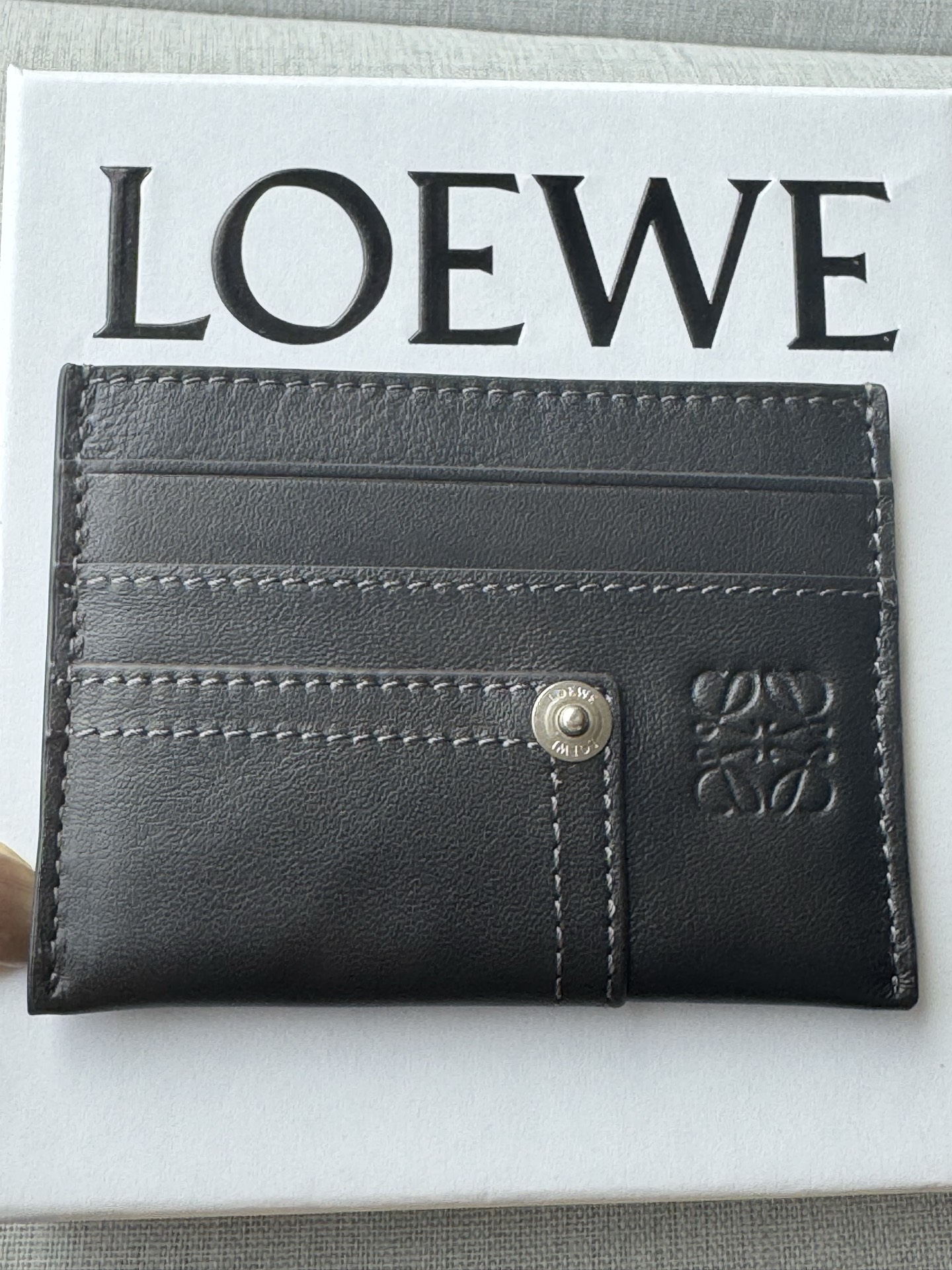 NO:812455,Premium glossy cow leather Panta flat card holder A08 glossy cowhide card holder with denim trouser-style details. Four card slots, one central pocket Cow leather lining Anagram embossed cm·in Color Brown Metallic color Main material cow leather Weight 0.04 kg Height 7.5 cm Width 10.3 cm Depth 0.3  male,super grade loewe,loewe,cowhide19860909特级 亮面牛皮革 Panta 扁平卡包 A08 亮面牛皮革卡包,饰有单宁布长裤风格细节. 四个卡位,一个中央口袋 牛皮革衬里 Anagram 压纹 公分·in Colour咖色 Metallic colour 钯金色 Main material 牛皮革 Weight 0.04 kg Height 7.5 公分 Width 10.3 公分 Depth 0.3 公,特级罗意威,loewe,cowhide,Bag