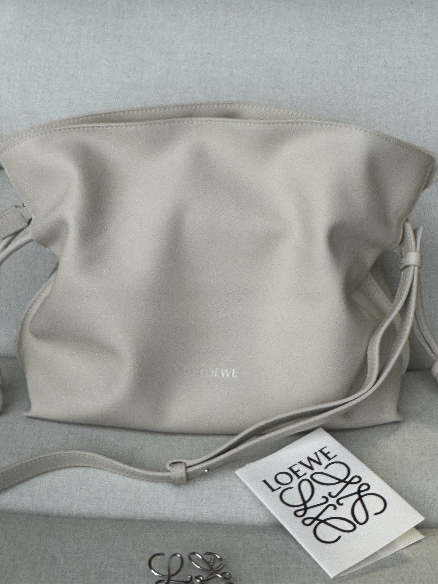 NO:812459,Special grade Loewe upgraded Flamenco medium, new version soft white, commonly known as knot bag, made of soft and fine calfskin, tightened with a drawstring, and tied with the iconic coiled knot, carried on the shoulder, cross-body or hand, detachable and adjustable shoulder strap, magnetic buckle closure, suede cowhide lining. 30-24.5-10.5  Model 11050A, special grade Loewe, loewe, cowhide19860909特级 罗意威升级版Flamenco 中号 新版本柔白 俗称绳结包 选用柔软细腻小牛皮,采用拉绳收紧,并打上标志性的盘绕结,肩背、斜挎或手拿,可拆卸和可调式肩带,磁扣开合,绒面牛皮衬里.30-24.5-10.5 型号11050A,特级罗意威,loewe,cowhide,Bag