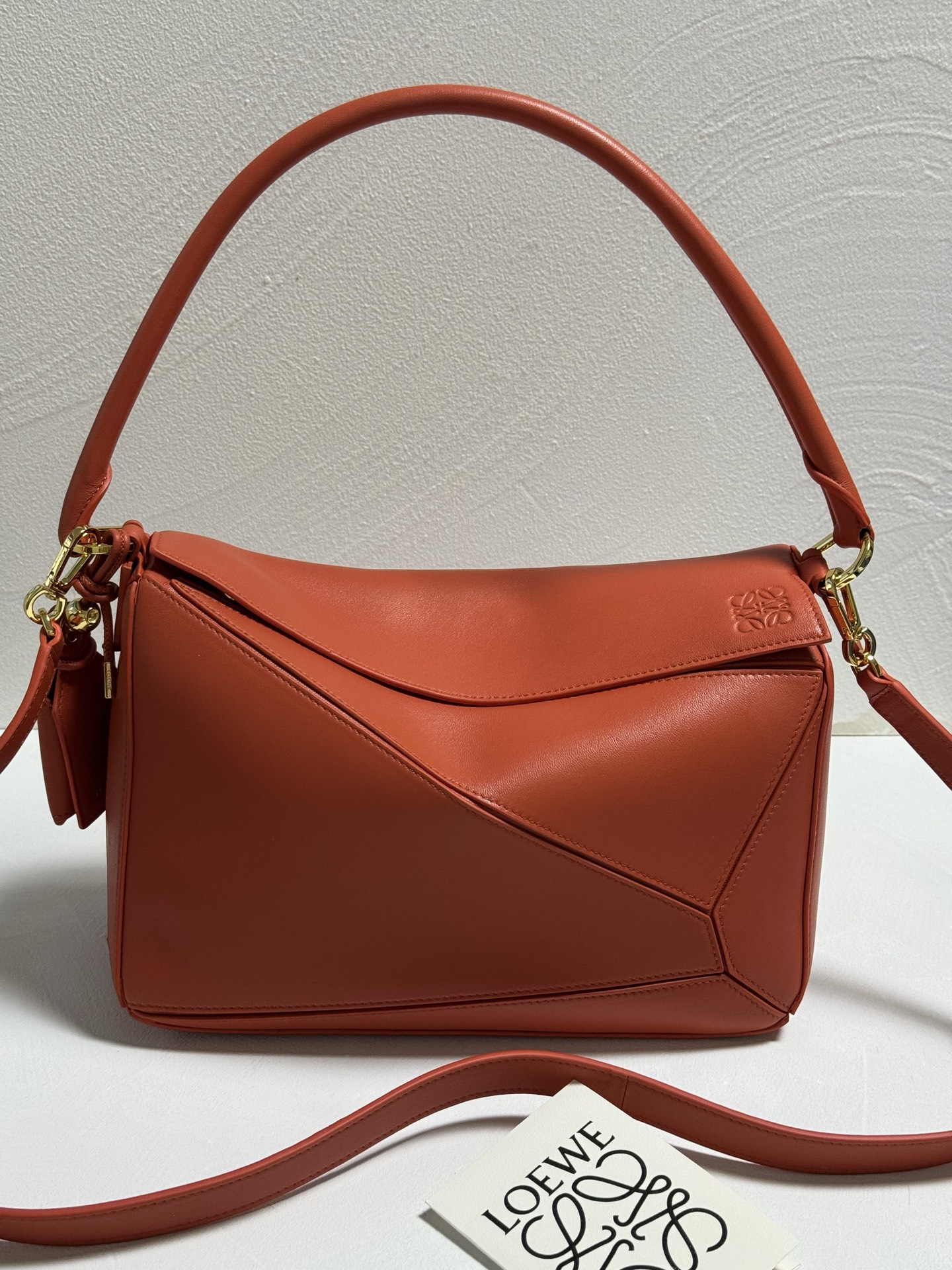 NO:852315,Premium medium nappa sheep leather model 3009 Featherlight Puzzle outlines a rectangular shape with unique geometric lines. The soft and lightweight nappa leather injects a casual and lazy style into the handbag. This version is equipped with a shoulder strap, which injects new vitality into the design. Can be worn on the shoulder or crossbody. Detachable and adjustable shoulder strap, decorated with rotating buckle. Zipper closure, hinged zipper puller 20  .Removable LOEWE hot stamping or silver stamping label, decorated with secret pockets and vents .Rectangular metal feet .Nappa sheep leather lining .Anagram embossed, LOEWVE engraved inside the plaque 29-20-12cm, Premium Loewe, loewe, loewe, sheepskin19860909特级 中号纳帕羊皮革 型号3009 Featherlight Puzzle以别具一格的几何线条勾勒长方体造型.柔软轻盈的纳帕皮革为手袋注入随性慵懒的风格.此版本配备肩带,为设计注入崭新活力. .可肩背或斜挎 .可拆卸可调节肩带,饰有旋转卡扣.拉链开合,铰接式拉链头 20 .可拆卸LOEWE烫金或烫银标签,饰有隐秘口袋和气子 .长方形金属脚钉.纳帕羊皮革衬里 .Anagram压纹,饰牌内部镌刻LOEWVE字样 29-20-12cm,特级罗意威,loewe,loewe,sheepskin,Bag