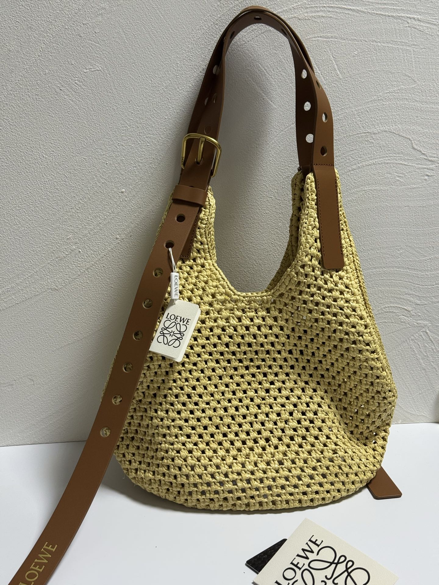 NO:852278,Special model 004, the same style as Yang Mi, lazy style, Loewe Paula’s｜a commuting straw bag with a classy feel. Purely handmade. (Perfectionists beware) It is very comfortable for the upper body [cover your mouth and laugh R] and will not slip on your shoulders. It is not a straw basket with a strong holiday style [Wow R] It will not be out of place for daily commuting [smirk R] The length of the shoulder straps is adjustable Dimensions length, width and height (34.22.24), premium Loewe, loewe, espadrilles19860909特级型号004 楊冪同款 慵懒风 罗意威Paula‘s｜去班味儿的通勤草编包. 纯手工制作.（完美主义者慎入） 上身非常舒服的一款[捂嘴笑R]不会滑肩 不是浓重度假风的草筐[哇R] 日常通勤也不会失格[偷笑R] 肩带长度可调节 尺寸长宽高（34.22.24）,特级罗意威,loewe,espadrilles,Bag