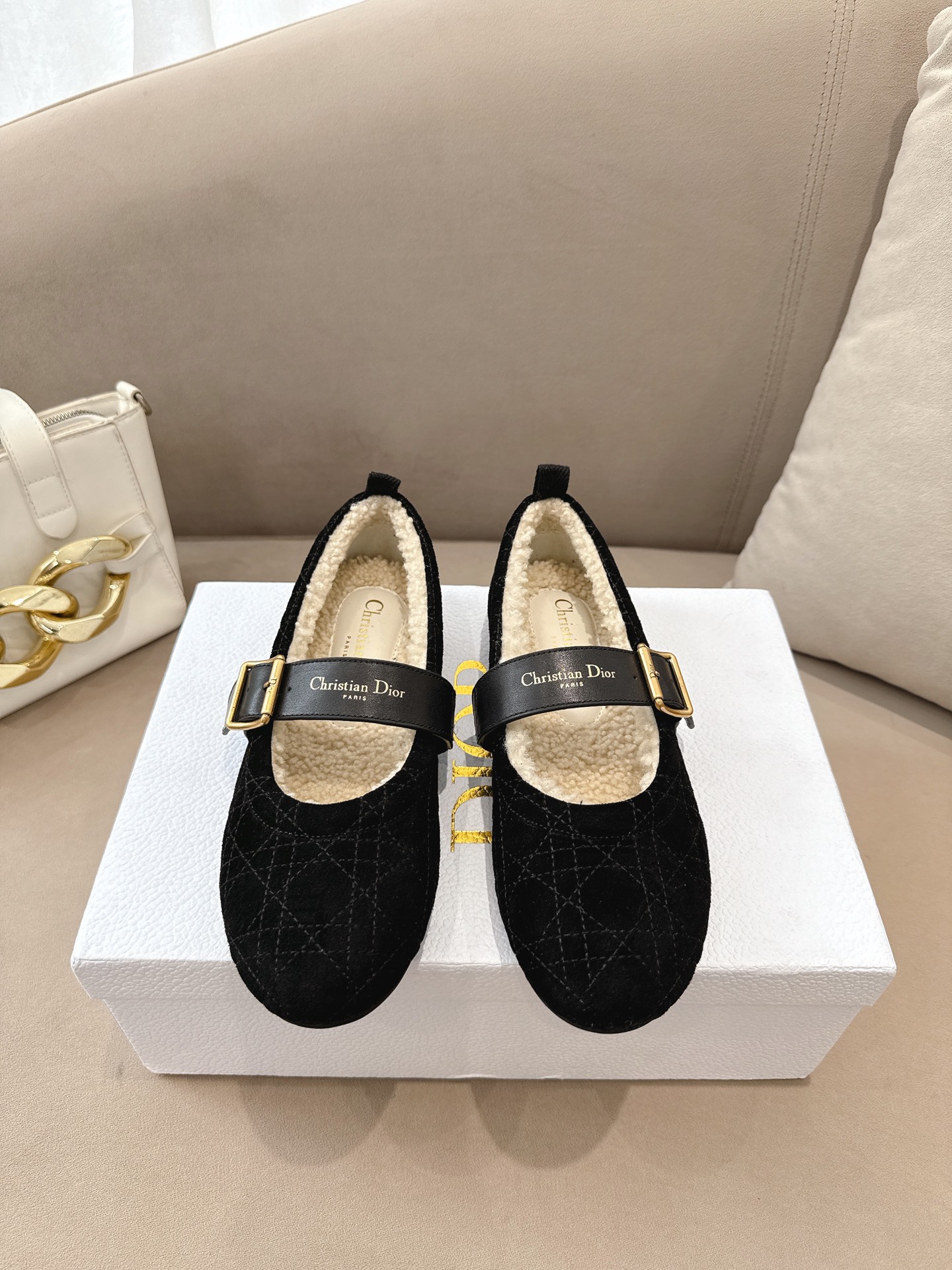 NO:629673,Dior 2025 Autumn and Winter Cashmere Ballet Shoes Mary Jane Shoes, classic brown with lambswool lining, soft and warm. The upper is made of high-grade cowhide, diamond pattern embroidery + metal buckle, full of sophistication. The round toe design fits the foot shape, is comfortable and does not squeeze the feet, and can be easily controlled for commuting and leisure. Whether worn with a skirt or wide-leg pants, it directly adds elegance!  Upper made of high mercerized cowhide, lining A-grade sheepskin, fur-integrated sheep wool, sole T P U Christian Dior size 35-39 (non-returnable for 40 and 41). Orders can be made without standard, fur shoes, dior, mary jane, skirts, sheepskin.19860909Dior 2025秋冬羊绒芭蕾鞋 玛丽珍鞋,经典棕色搭配羊羔毛内衬,柔软又保暖.鞋面是高级牛绒,菱格纹刺绣+金属扣带,精致感满满.圆头设计贴合脚型,舒适不挤脚,通勤休闲都能轻松驾驭.无论配裙装还是阔腿裤,优雅气质直接拉满！ 鞋面高丝光牛绒 内里A级羊皮 皮毛一体绵羊毛 鞋底T P U Christian Dior 码数35-39（40、41不退换）下单可做无标,毛毛鞋,dior,mary jane,skirts,sheepskin,Women's Shoes