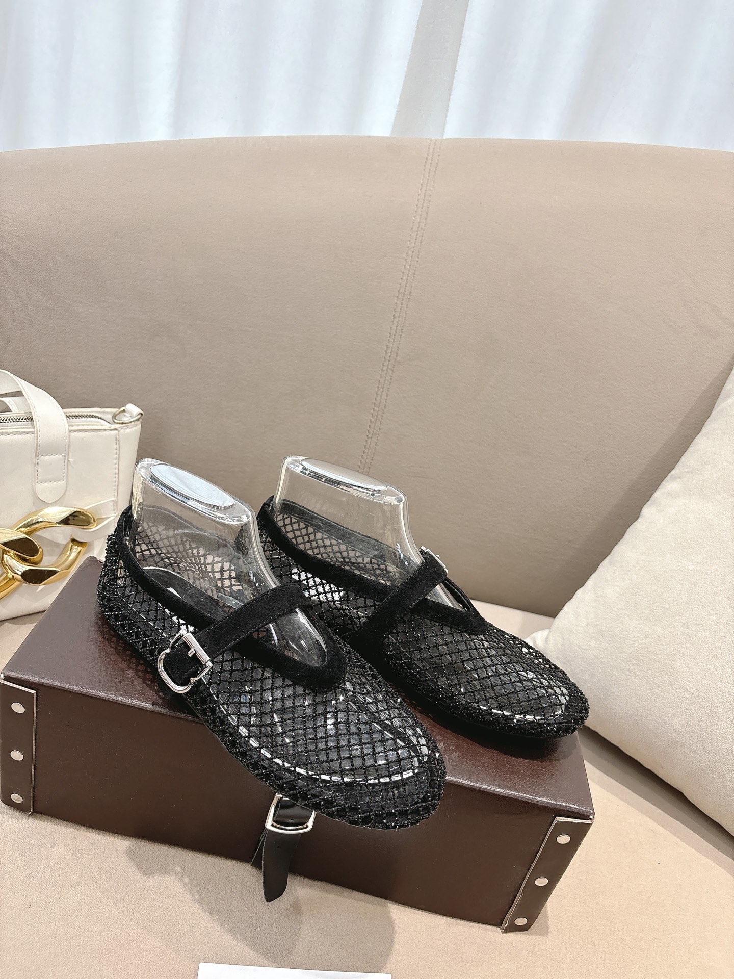 NO:694260,2026 Spring and Summer Alaia Diamond Fishnet Ballet Shoes Alaia's diamond fishnet ballet shoes are made of suede + fishnet weaving, embellished with thousands of Swarovski rhinestones, and the Milky Way stars are so dreamy!  Classic Mary Jane shoe shape, one-line buckle, comfortable and fashionable, easy to wear in daily life or special occasions. The upper is breathable, perfect for spring and summer, exquisite craftsmanship + unique design, a popular style in the fashion circle, a must-have for fashionistas!  Fabric fishnet full of diamonds, sheepskin lining, rubber outsole, size 36-42 (35, 40, 41, 42, custom-made, non-returnable), diamond surface, ordinary mesh P, ballet shoes, alaia, swarovski, mary jane, sheepskin, chamois leather198609092026 春夏Alaia 镶钻渔网芭蕾鞋 Alaia这款镶钻渔网芭蕾鞋,麂皮+渔网编织,点缀上千施华洛世奇水钻,银河繁星感超梦幻！经典玛丽珍鞋型,一字扣带,舒适又时髦,日常或特殊场合都能轻松驾驭.鞋面透气,春夏穿超合适,精致工艺+独特设计,时尚圈爆款,潮人必入！ 面料渔网满钻 内里羊皮 大底橡胶 码数36-42（35 40 41 42 定做不退换） 钻面 普通网面P,芭蕾舞鞋,alaia,swarovski,mary jane,sheepskin,chamois leather,Women's Shoes