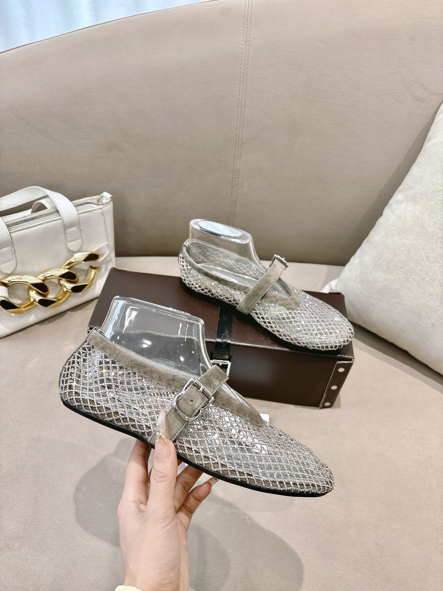 NO:694254,2026 Spring and Summer Alaia Diamond Fishnet Ballet Shoes Alaia's diamond fishnet ballet shoes are made of suede + fishnet weaving, embellished with thousands of Swarovski rhinestones, and the Milky Way stars are so dreamy!  Classic Mary Jane shoe shape, one-line buckle, comfortable and fashionable, easy to wear in daily life or special occasions. The upper is breathable, perfect for spring and summer, exquisite craftsmanship + unique design, a popular style in the fashion circle, a must-have for fashionistas!  Fabric fishnet full of diamonds, sheepskin lining, rubber outsole, size 36-42 (35 40 41 42, custom made, non-returnable), diamond surface, ordinary mesh P, ballet shoes, alaia, swarovski, mary jane, sheepskin, chamois leather198609092026 春夏Alaia 镶钻渔网芭蕾鞋 Alaia这款镶钻渔网芭蕾鞋,麂皮+渔网编织,点缀上千施华洛世奇水钻,银河繁星感超梦幻！经典玛丽珍鞋型,一字扣带,舒适又时髦,日常或特殊场合都能轻松驾驭.鞋面透气,春夏穿超合适,精致工艺+独特设计,时尚圈爆款,潮人必入！ 面料渔网满钻 内里羊皮 大底橡胶 码数36-42(35 40 41 42 定做不退换) 钻面 普通网面P,芭蕾舞鞋,alaia,swarovski,mary jane,sheepskin,chamois leather,Women's Shoes