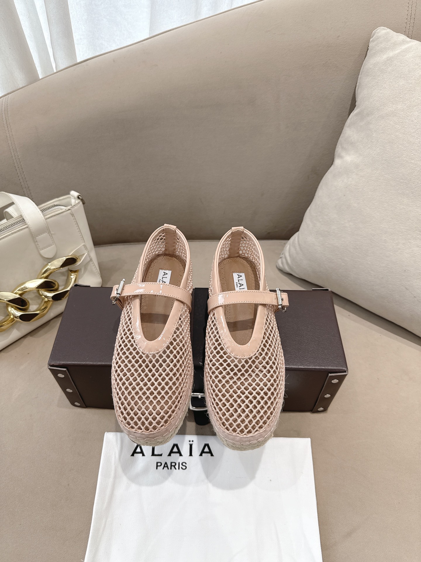 NO:927262,The latest 2026Alaa spring and summer patent leather mesh fisherman shoes are new~~~ Made of imported mesh and patent leather, the natural straw sole and breathable fishnet bring a cool feeling in summer. The buckle belt is easy to put on and take off, which is an excellent companion for creating a French casual or vacation style. Fabric patent leather/fishnet, lining and foot pads, imported sheepskin, outsole rubber, heel height 2cm, size 35-42 Complete gift box set, single shoes, espadrilles, espadrilles, sheepskin19860909最新 2026Alaa春夏漆皮网面渔夫鞋上新啦～～～ 进口网面和漆皮拼接而成,天然草编底与透气渔网带来夏日清凉感.搭扣祥带方便穿脱,是打造法式休闲或度假风格的绝佳伴侣 面料漆皮/渔网 內里垫脚进口羊皮 大底橡胶 跟高2cm 码数35-42 全套礼盒套装,单鞋,espadrilles,espadrilles,sheepskin,Women's Shoes