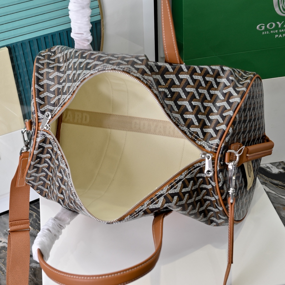 goyard 戈雅狗牙 barrel 40圆筒运动旅行袋这个新尺寸就不只是旅行袋的功能了
日常背也超适合,旅行袋的属性不会那么高它除了能手提和斜挎,旅行、通勤、运动健身都能用包身侧边还多了个手柄设计可以立起来变成一个圆筒!!!
尺寸:40*23*23