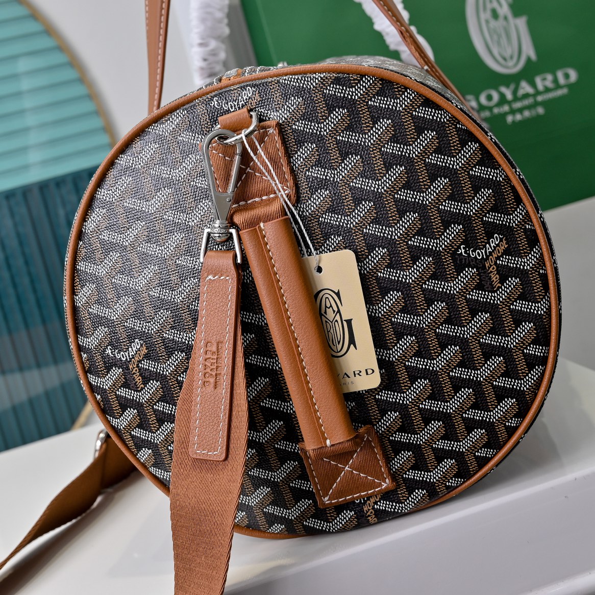 goyard 戈雅狗牙 barrel 40圆筒运动旅行袋这个新尺寸就不只是旅行袋的功能了
日常背也超适合,旅行袋的属性不会那么高它除了能手提和斜挎,旅行、通勤、运动健身都能用包身侧边还多了个手柄设计可以立起来变成一个圆筒!!!
尺寸:40*23*23