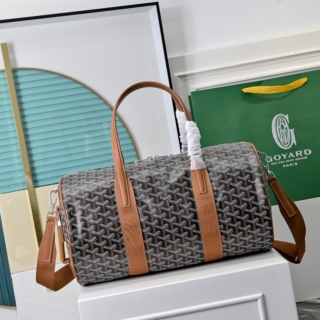 goyard 戈雅狗牙 barrel 40圆筒运动旅行袋这个新尺寸就不只是旅行袋的功能了
日常背也超适合,旅行袋的属性不会那么高它除了能手提和斜挎,旅行、通勤、运动健身都能用包身侧边还多了个手柄设计可以立起来变成一个圆筒!!!
尺寸:40*23*23
