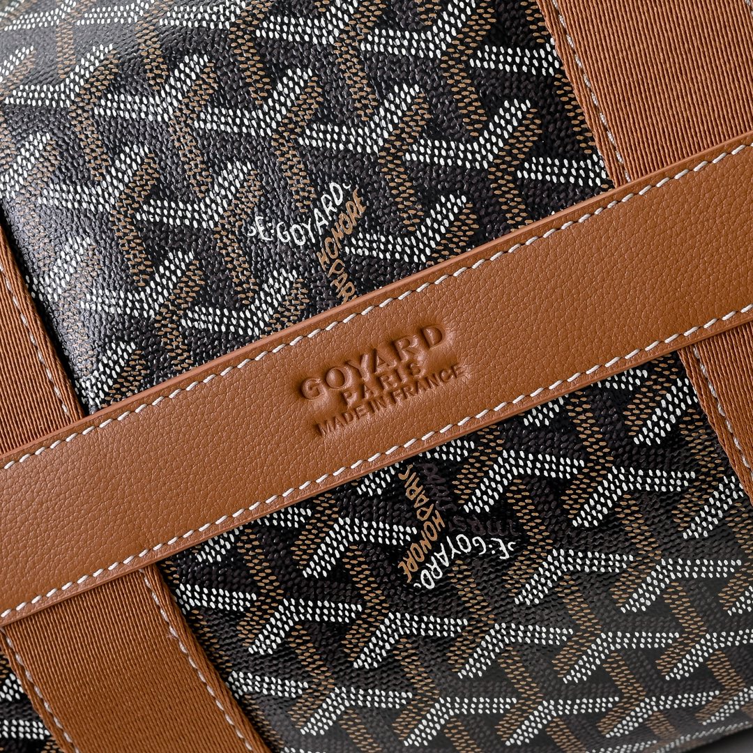 goyard 戈雅狗牙 barrel 40圆筒运动旅行袋这个新尺寸就不只是旅行袋的功能了
日常背也超适合,旅行袋的属性不会那么高它除了能手提和斜挎,旅行、通勤、运动健身都能用包身侧边还多了个手柄设计可以立起来变成一个圆筒!!!
尺寸:40*23*23