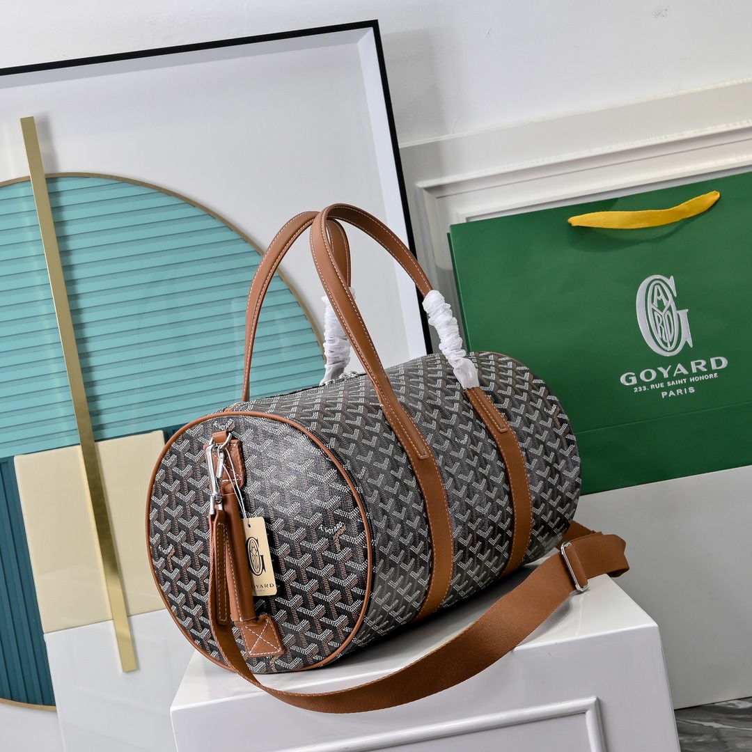 goyard 戈雅狗牙 barrel 40圆筒运动旅行袋这个新尺寸就不只是旅行袋的功能了
日常背也超适合,旅行袋的属性不会那么高它除了能手提和斜挎,旅行、通勤、运动健身都能用包身侧边还多了个手柄设计可以立起来变成一个圆筒!!!
尺寸:40*23*23
