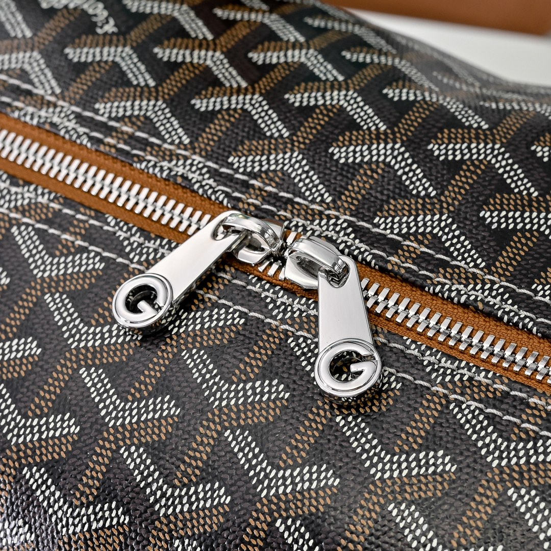 goyard 戈雅狗牙 barrel 40圆筒运动旅行袋这个新尺寸就不只是旅行袋的功能了
日常背也超适合,旅行袋的属性不会那么高它除了能手提和斜挎,旅行、通勤、运动健身都能用包身侧边还多了个手柄设计可以立起来变成一个圆筒!!!
尺寸:40*23*23