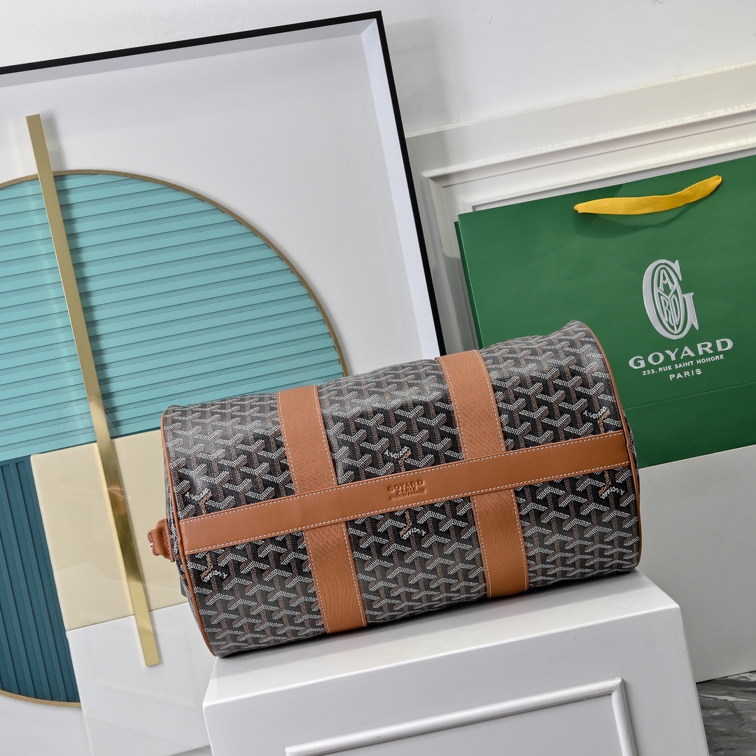 goyard 戈雅狗牙 barrel 40圆筒运动旅行袋这个新尺寸就不只是旅行袋的功能了
日常背也超适合,旅行袋的属性不会那么高它除了能手提和斜挎,旅行、通勤、运动健身都能用包身侧边还多了个手柄设计可以立起来变成一个圆筒!!!
尺寸:40*23*23