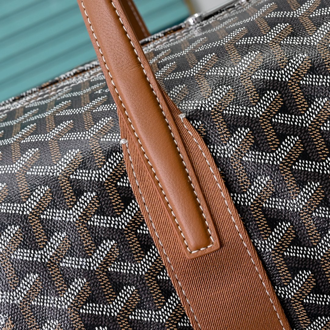 goyard 戈雅狗牙 barrel 40圆筒运动旅行袋这个新尺寸就不只是旅行袋的功能了
日常背也超适合,旅行袋的属性不会那么高它除了能手提和斜挎,旅行、通勤、运动健身都能用包身侧边还多了个手柄设计可以立起来变成一个圆筒!!!
尺寸:40*23*23