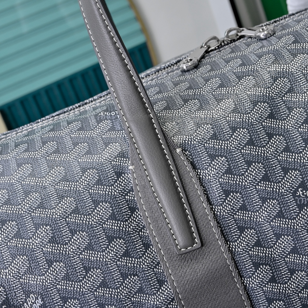 goyard 戈雅狗牙 barrel 40圆筒运动旅行袋这个新尺寸就不只是旅行袋的功能了
日常背也超适合,旅行袋的属性不会那么高它除了能手提和斜挎,旅行、通勤、运动健身都能用包身侧边还多了个手柄设计可以立起来变成一个圆筒!!!
尺寸:40*23*23