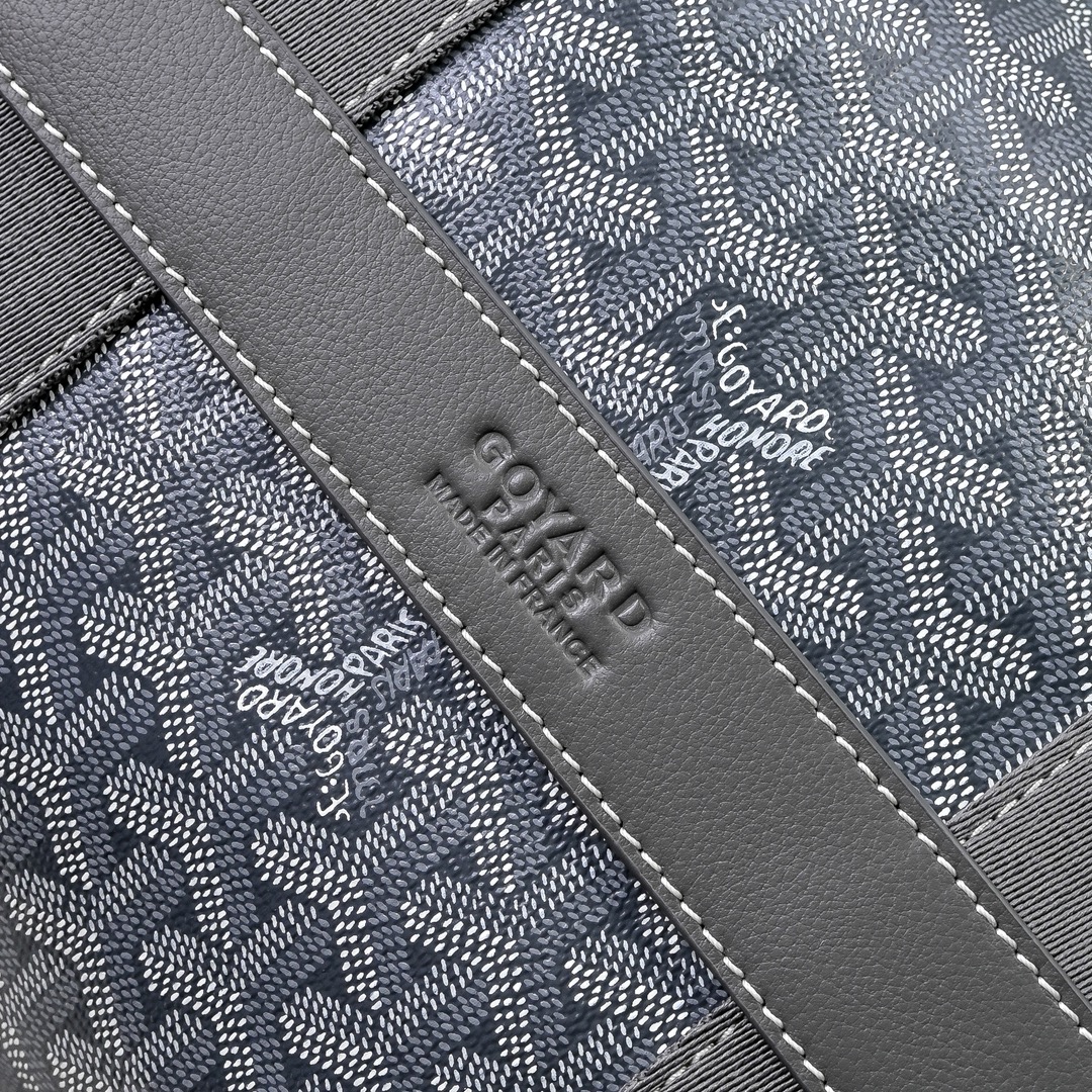 goyard 戈雅狗牙 barrel 40圆筒运动旅行袋这个新尺寸就不只是旅行袋的功能了
日常背也超适合,旅行袋的属性不会那么高它除了能手提和斜挎,旅行、通勤、运动健身都能用包身侧边还多了个手柄设计可以立起来变成一个圆筒!!!
尺寸:40*23*23