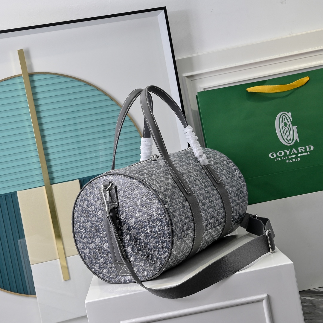 goyard 戈雅狗牙 barrel 40圆筒运动旅行袋这个新尺寸就不只是旅行袋的功能了
日常背也超适合,旅行袋的属性不会那么高它除了能手提和斜挎,旅行、通勤、运动健身都能用包身侧边还多了个手柄设计可以立起来变成一个圆筒!!!
尺寸:40*23*23