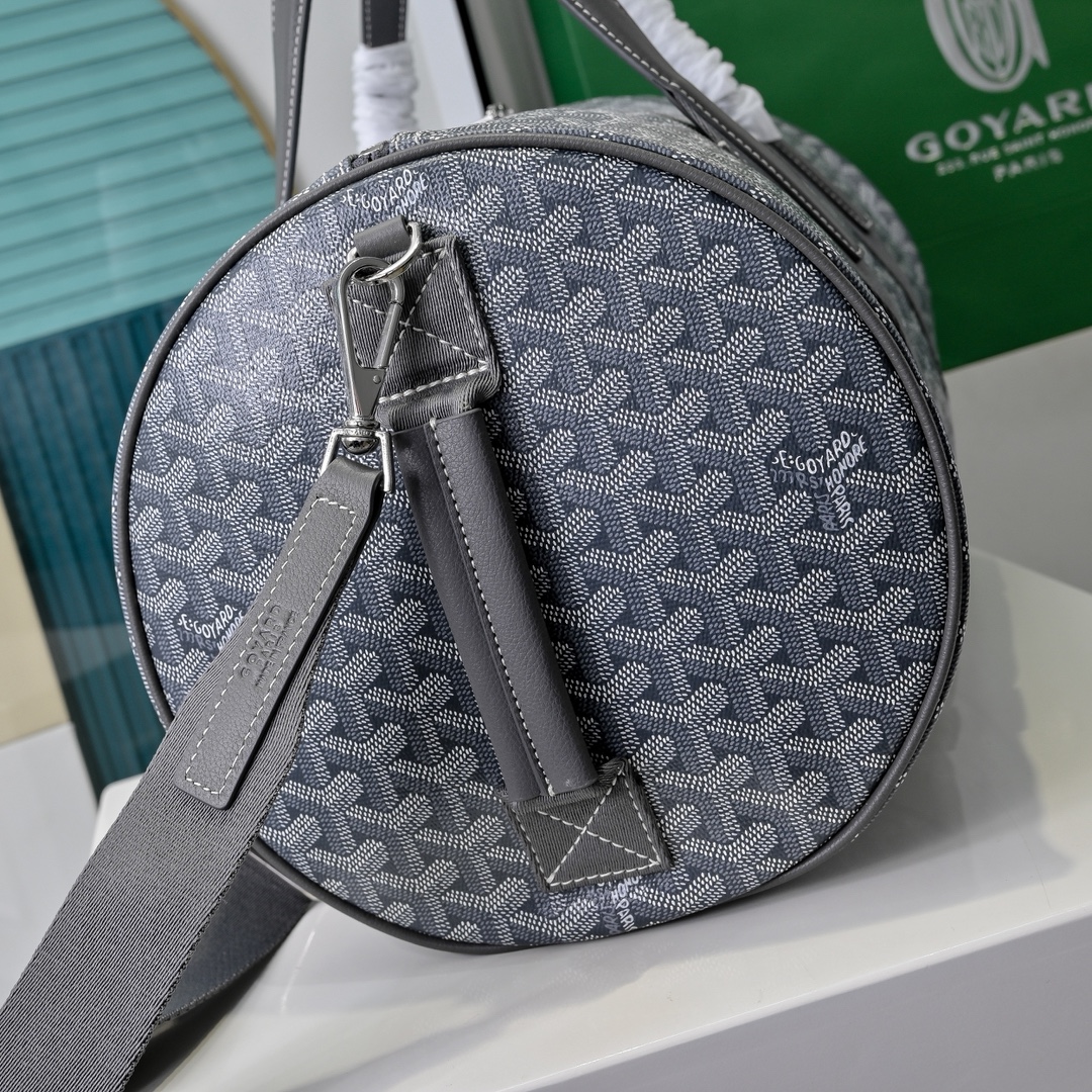 goyard 戈雅狗牙 barrel 40圆筒运动旅行袋这个新尺寸就不只是旅行袋的功能了
日常背也超适合,旅行袋的属性不会那么高它除了能手提和斜挎,旅行、通勤、运动健身都能用包身侧边还多了个手柄设计可以立起来变成一个圆筒!!!
尺寸:40*23*23