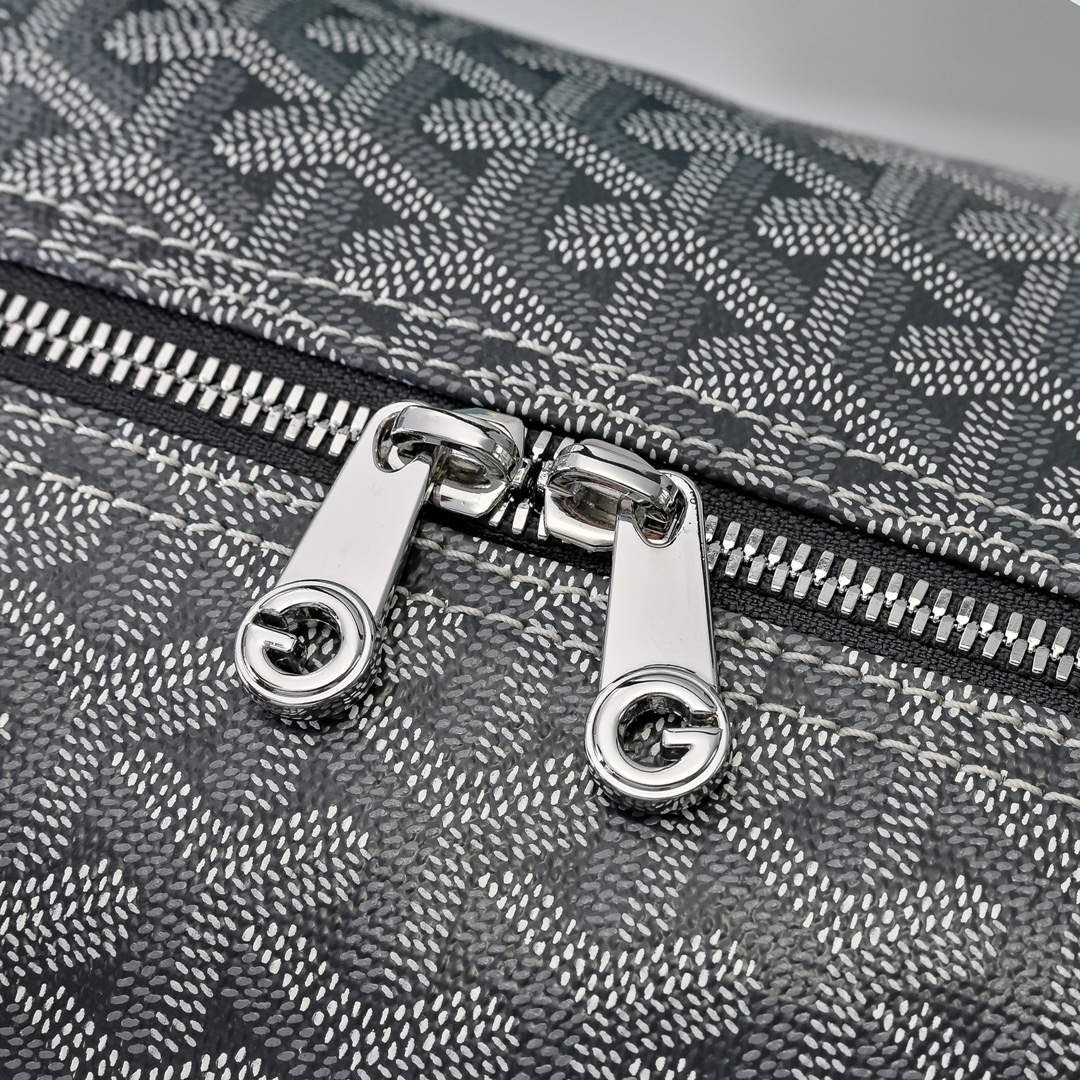 goyard 戈雅狗牙 barrel 40圆筒运动旅行袋这个新尺寸就不只是旅行袋的功能了
日常背也超适合,旅行袋的属性不会那么高它除了能手提和斜挎,旅行、通勤、运动健身都能用包身侧边还多了个手柄设计可以立起来变成一个圆筒!!!
尺寸:40*23*23