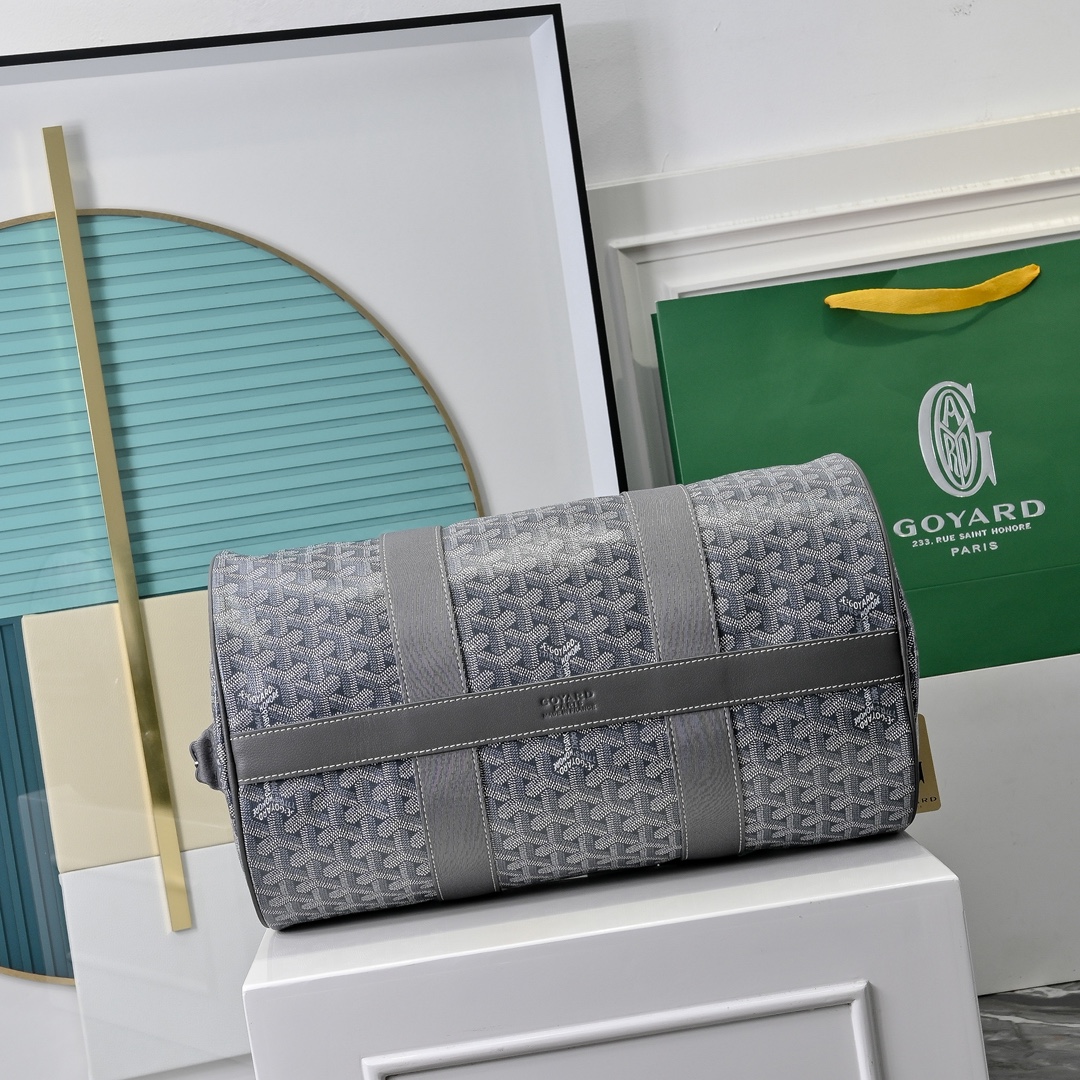 goyard 戈雅狗牙 barrel 40圆筒运动旅行袋这个新尺寸就不只是旅行袋的功能了
日常背也超适合,旅行袋的属性不会那么高它除了能手提和斜挎,旅行、通勤、运动健身都能用包身侧边还多了个手柄设计可以立起来变成一个圆筒!!!
尺寸:40*23*23