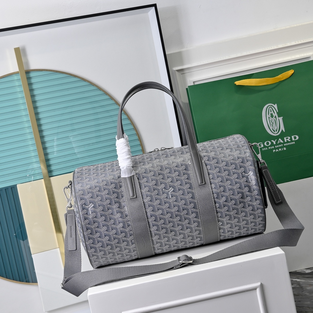 goyard 戈雅狗牙 barrel 40圆筒运动旅行袋这个新尺寸就不只是旅行袋的功能了
日常背也超适合,旅行袋的属性不会那么高它除了能手提和斜挎,旅行、通勤、运动健身都能用包身侧边还多了个手柄设计可以立起来变成一个圆筒!!!
尺寸:40*23*23