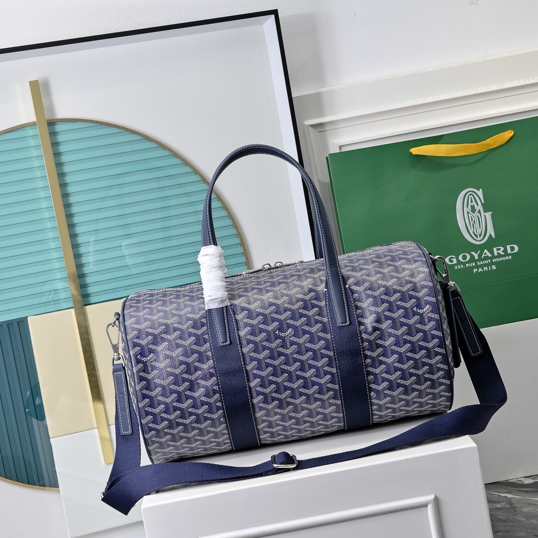 goyard 戈雅狗牙 barrel 40圆筒运动旅行袋这个新尺寸就不只是旅行袋的功能了
日常背也超适合,旅行袋的属性不会那么高它除了能手提和斜挎,旅行、通勤、运动健身都能用包身侧边还多了个手柄设计可以立起来变成一个圆筒!!!
尺寸:40*23*23