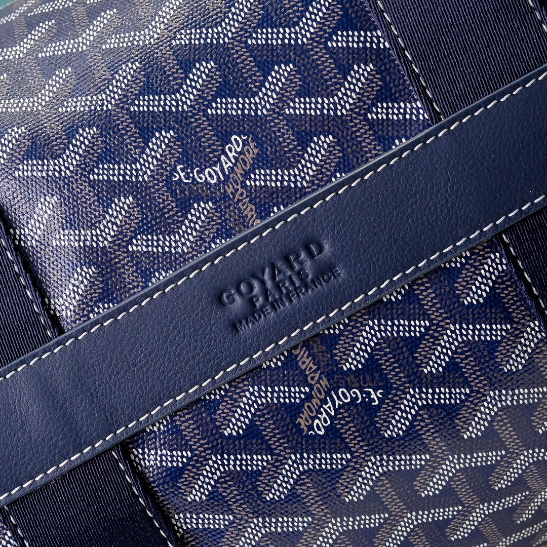goyard 戈雅狗牙 barrel 40圆筒运动旅行袋这个新尺寸就不只是旅行袋的功能了
日常背也超适合,旅行袋的属性不会那么高它除了能手提和斜挎,旅行、通勤、运动健身都能用包身侧边还多了个手柄设计可以立起来变成一个圆筒!!!
尺寸:40*23*23