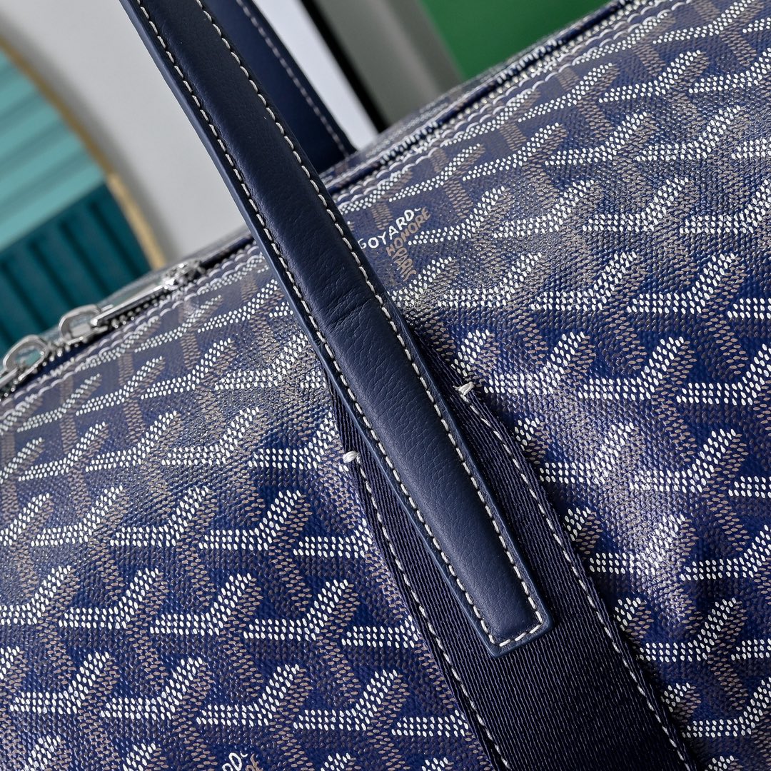 goyard 戈雅狗牙 barrel 40圆筒运动旅行袋这个新尺寸就不只是旅行袋的功能了
日常背也超适合,旅行袋的属性不会那么高它除了能手提和斜挎,旅行、通勤、运动健身都能用包身侧边还多了个手柄设计可以立起来变成一个圆筒!!!
尺寸:40*23*23
