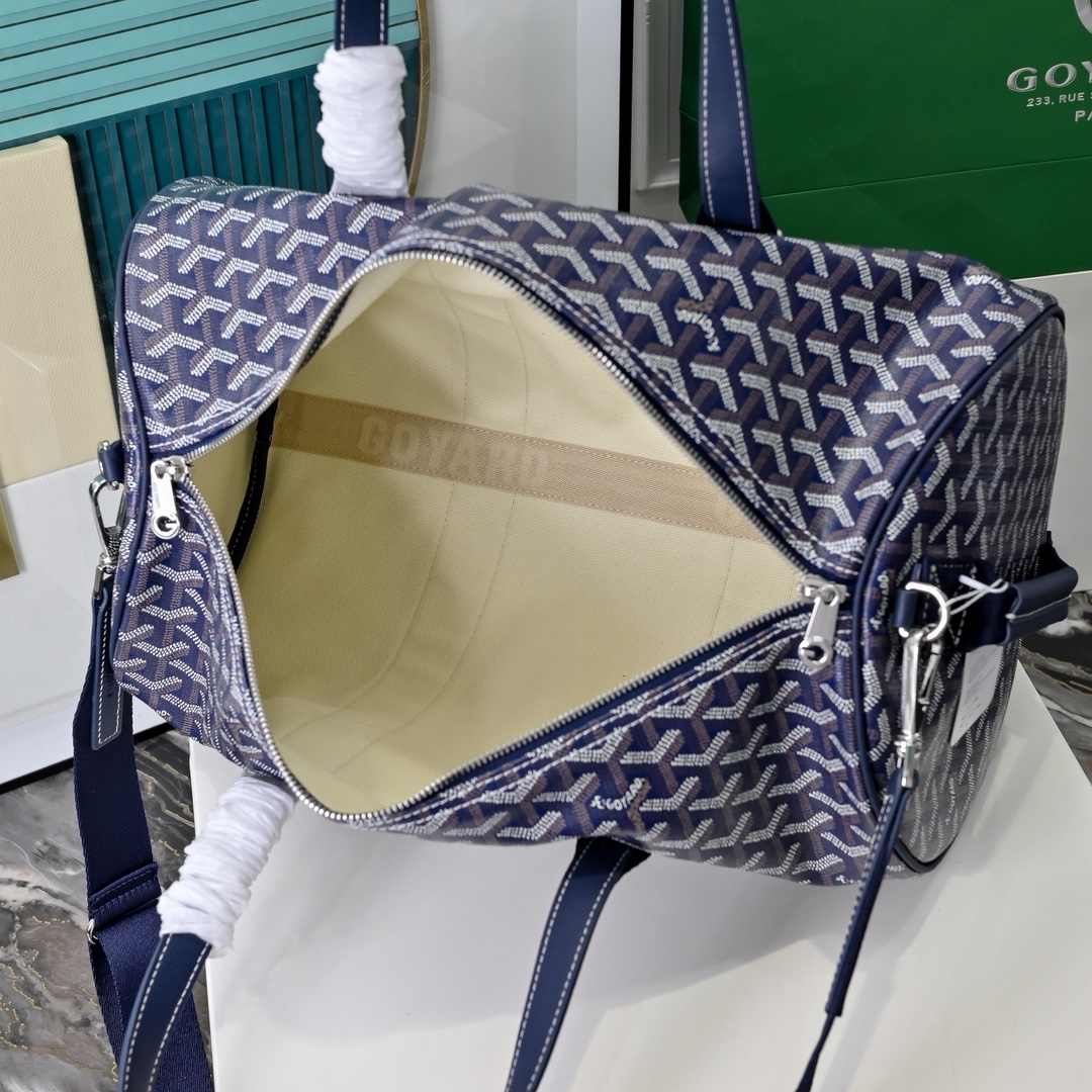 goyard 戈雅狗牙 barrel 40圆筒运动旅行袋这个新尺寸就不只是旅行袋的功能了
日常背也超适合,旅行袋的属性不会那么高它除了能手提和斜挎,旅行、通勤、运动健身都能用包身侧边还多了个手柄设计可以立起来变成一个圆筒!!!
尺寸:40*23*23