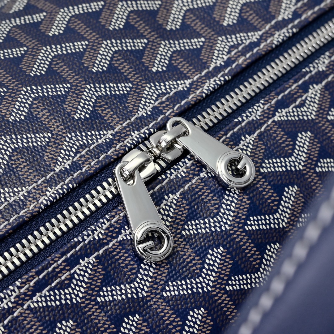 goyard 戈雅狗牙 barrel 40圆筒运动旅行袋这个新尺寸就不只是旅行袋的功能了
日常背也超适合,旅行袋的属性不会那么高它除了能手提和斜挎,旅行、通勤、运动健身都能用包身侧边还多了个手柄设计可以立起来变成一个圆筒!!!
尺寸:40*23*23