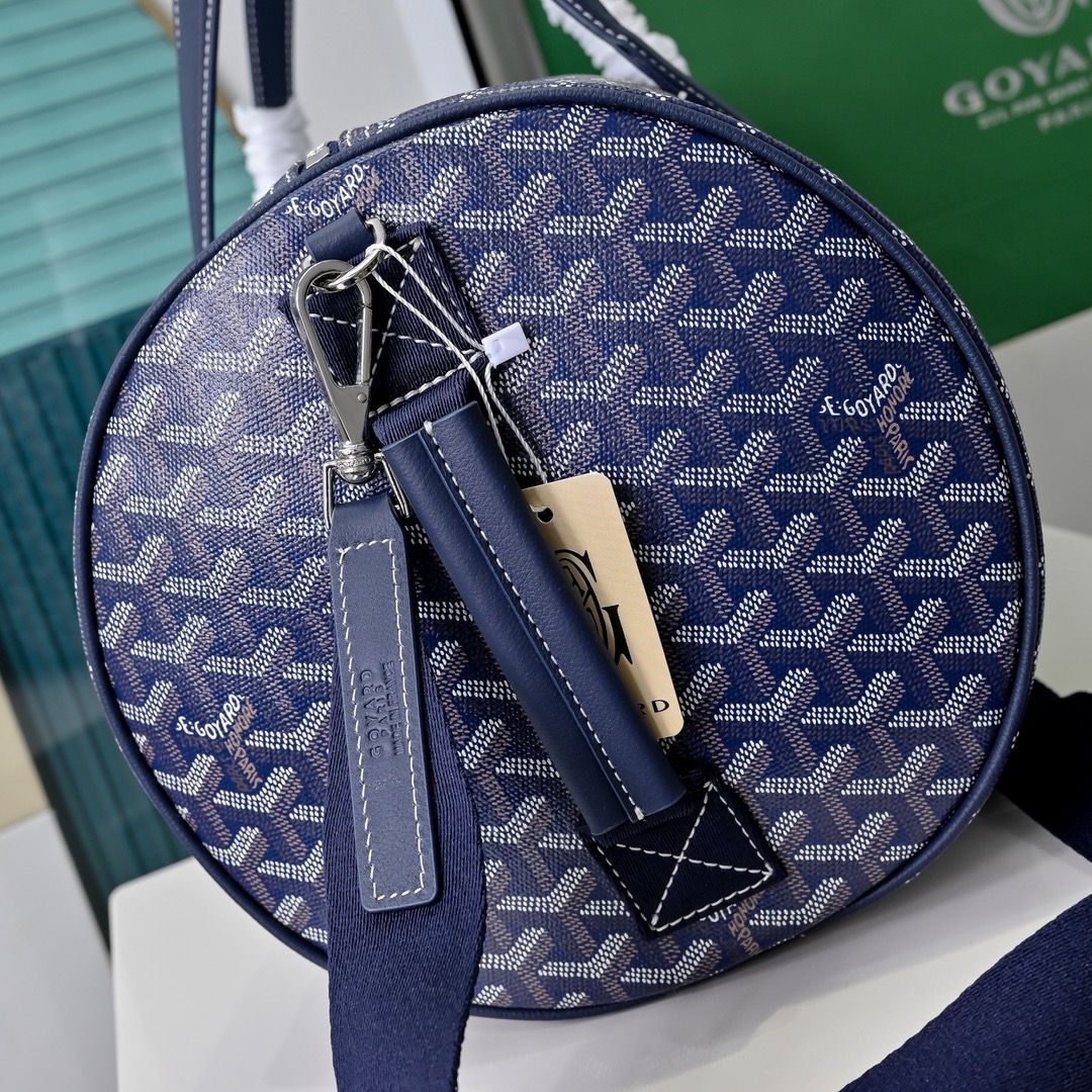 goyard 戈雅狗牙 barrel 40圆筒运动旅行袋这个新尺寸就不只是旅行袋的功能了
日常背也超适合,旅行袋的属性不会那么高它除了能手提和斜挎,旅行、通勤、运动健身都能用包身侧边还多了个手柄设计可以立起来变成一个圆筒!!!
尺寸:40*23*23