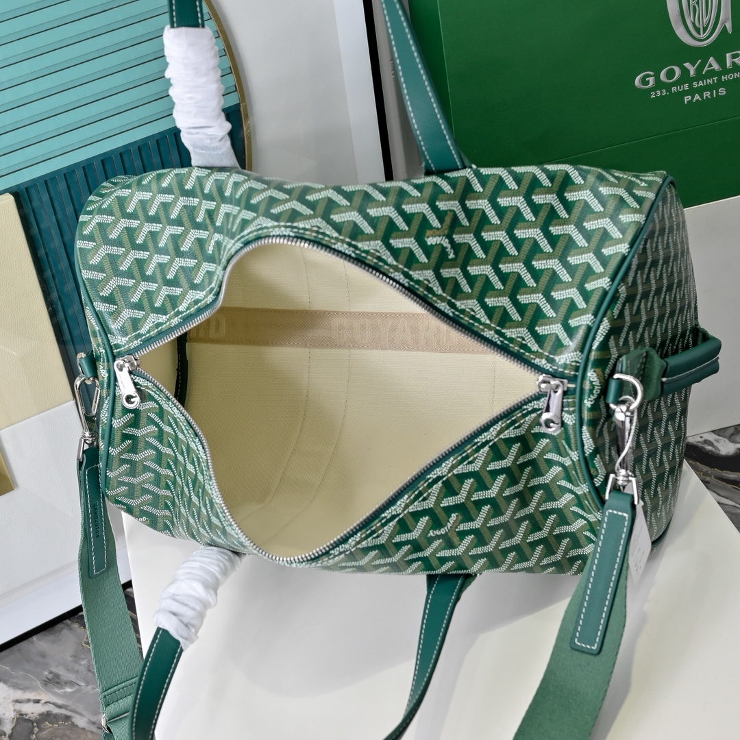 goyard 戈雅狗牙 barrel 40圆筒运动旅行袋这个新尺寸就不只是旅行袋的功能了
日常背也超适合,旅行袋的属性不会那么高它除了能手提和斜挎,旅行、通勤、运动健身都能用包身侧边还多了个手柄设计可以立起来变成一个圆筒!!!
尺寸:40*23*23