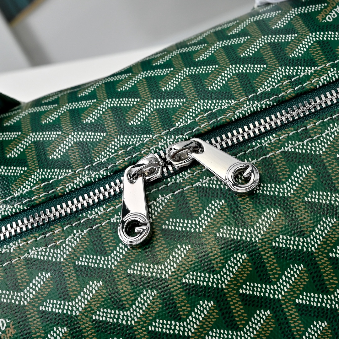goyard 戈雅狗牙 barrel 40圆筒运动旅行袋这个新尺寸就不只是旅行袋的功能了
日常背也超适合,旅行袋的属性不会那么高它除了能手提和斜挎,旅行、通勤、运动健身都能用包身侧边还多了个手柄设计可以立起来变成一个圆筒!!!
尺寸:40*23*23