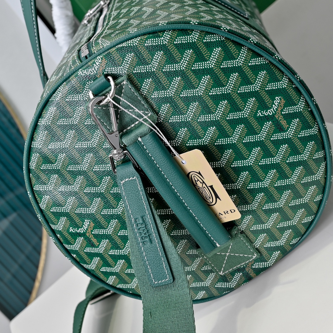 goyard 戈雅狗牙 barrel 40圆筒运动旅行袋这个新尺寸就不只是旅行袋的功能了
日常背也超适合,旅行袋的属性不会那么高它除了能手提和斜挎,旅行、通勤、运动健身都能用包身侧边还多了个手柄设计可以立起来变成一个圆筒!!!
尺寸:40*23*23