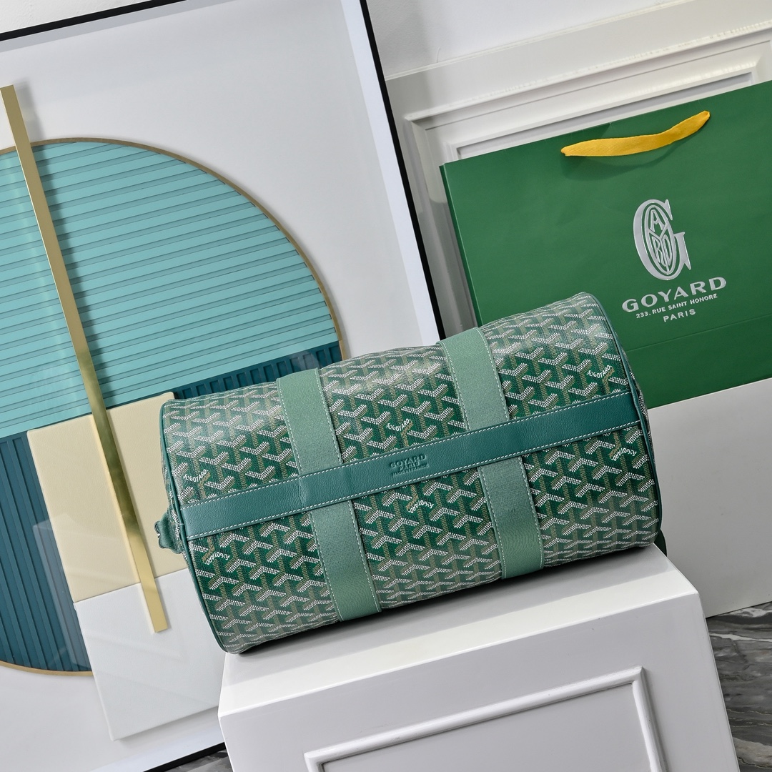 goyard 戈雅狗牙 barrel 40圆筒运动旅行袋这个新尺寸就不只是旅行袋的功能了
日常背也超适合,旅行袋的属性不会那么高它除了能手提和斜挎,旅行、通勤、运动健身都能用包身侧边还多了个手柄设计可以立起来变成一个圆筒!!!
尺寸:40*23*23