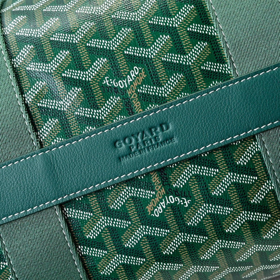 goyard 戈雅狗牙 barrel 40圆筒运动旅行袋这个新尺寸就不只是旅行袋的功能了
日常背也超适合,旅行袋的属性不会那么高它除了能手提和斜挎,旅行、通勤、运动健身都能用包身侧边还多了个手柄设计可以立起来变成一个圆筒!!!
尺寸:40*23*23